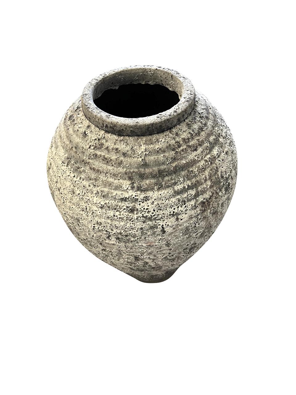Zeitgenössisches großes vietnamesisches Wassergefäß mit horizontalen Rippen und Textur.
Schöne Patina.
Zwei verfügbar.
APRIL ANKOMMEN