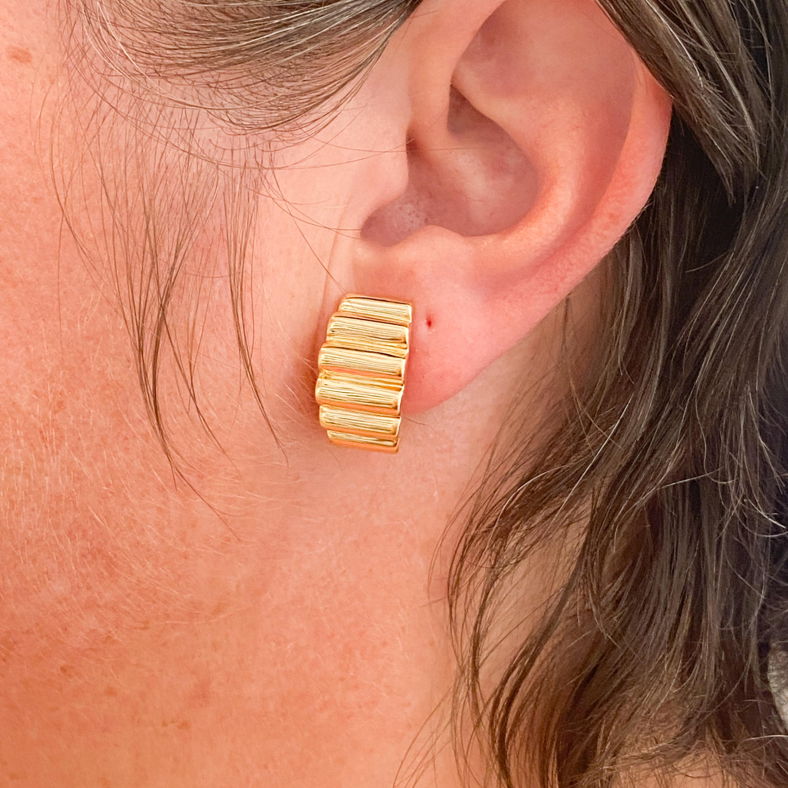 Moderne Boucles d'oreilles larges nervurées en or jaune 14 carats avec dos à charnières Omega, 20 x 11 mm en vente