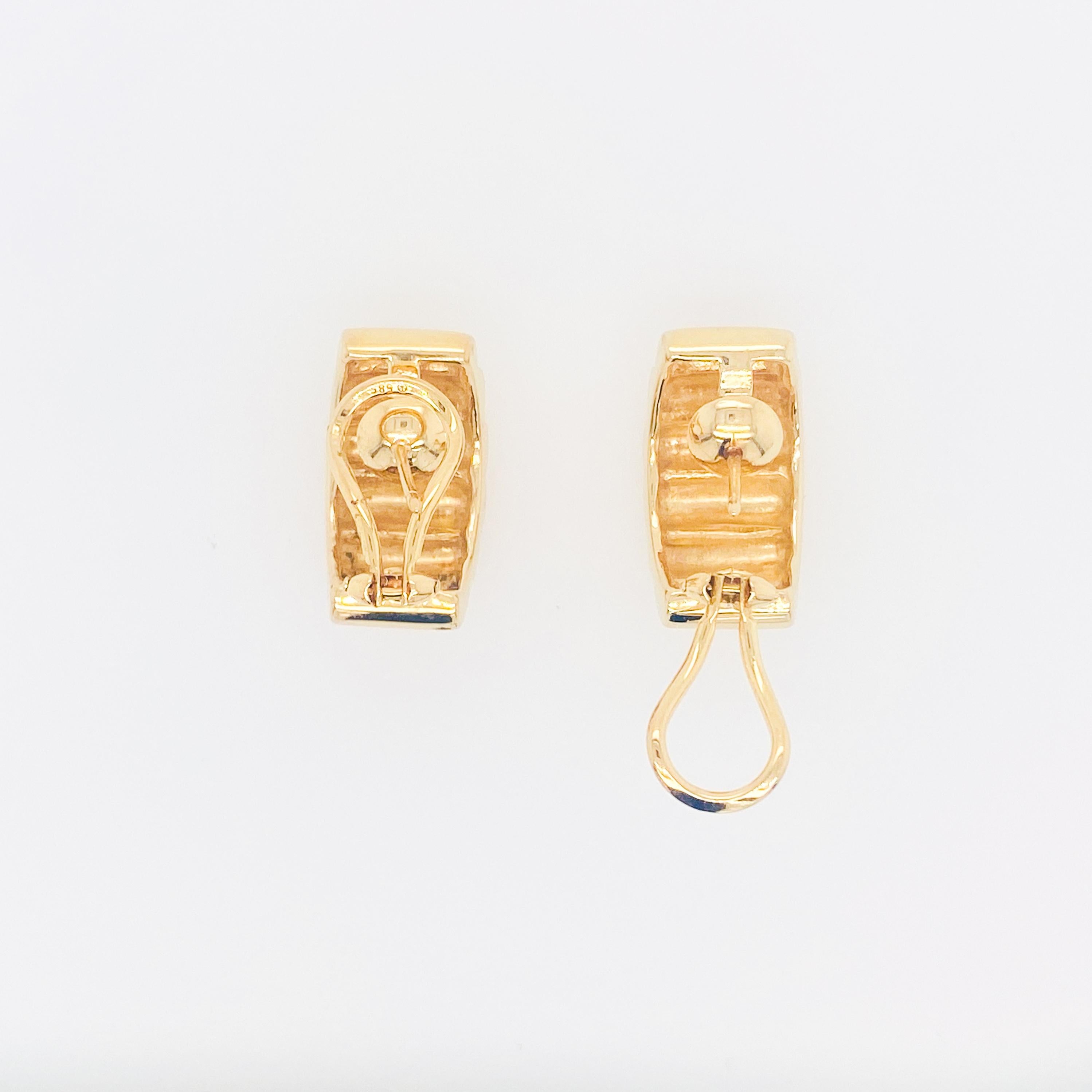 Boucles d'oreilles larges nervurées en or jaune 14 carats avec dos à charnières Omega, 20 x 11 mm Neuf - En vente à Austin, TX