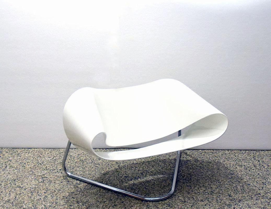Ribbon armchair design Cesare Leonardi-Franca Stagi production Bernini 1960s.
One-piece curved and painted fiberglass shell suspended on chrome-plated steel foot.
In excellent condition.