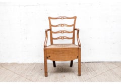 Fauteuil de commode en bois fruitier recyclé à dossier enrubanné, vers 1780-1820 1780-1820