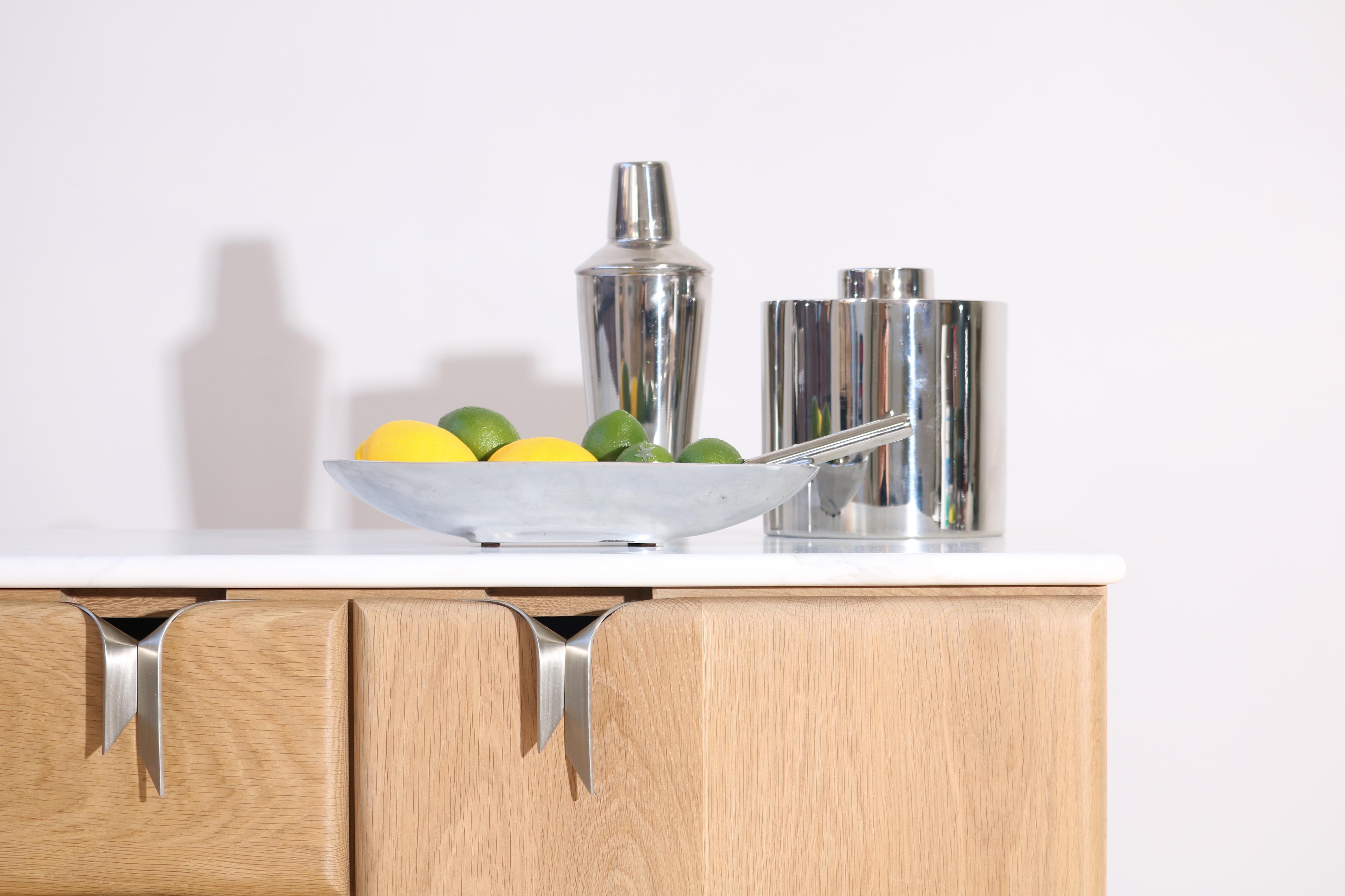 Spazzolato Ribbon Bar / Console - Wood Oak White con hardware Silver di Debra Folz in vendita
