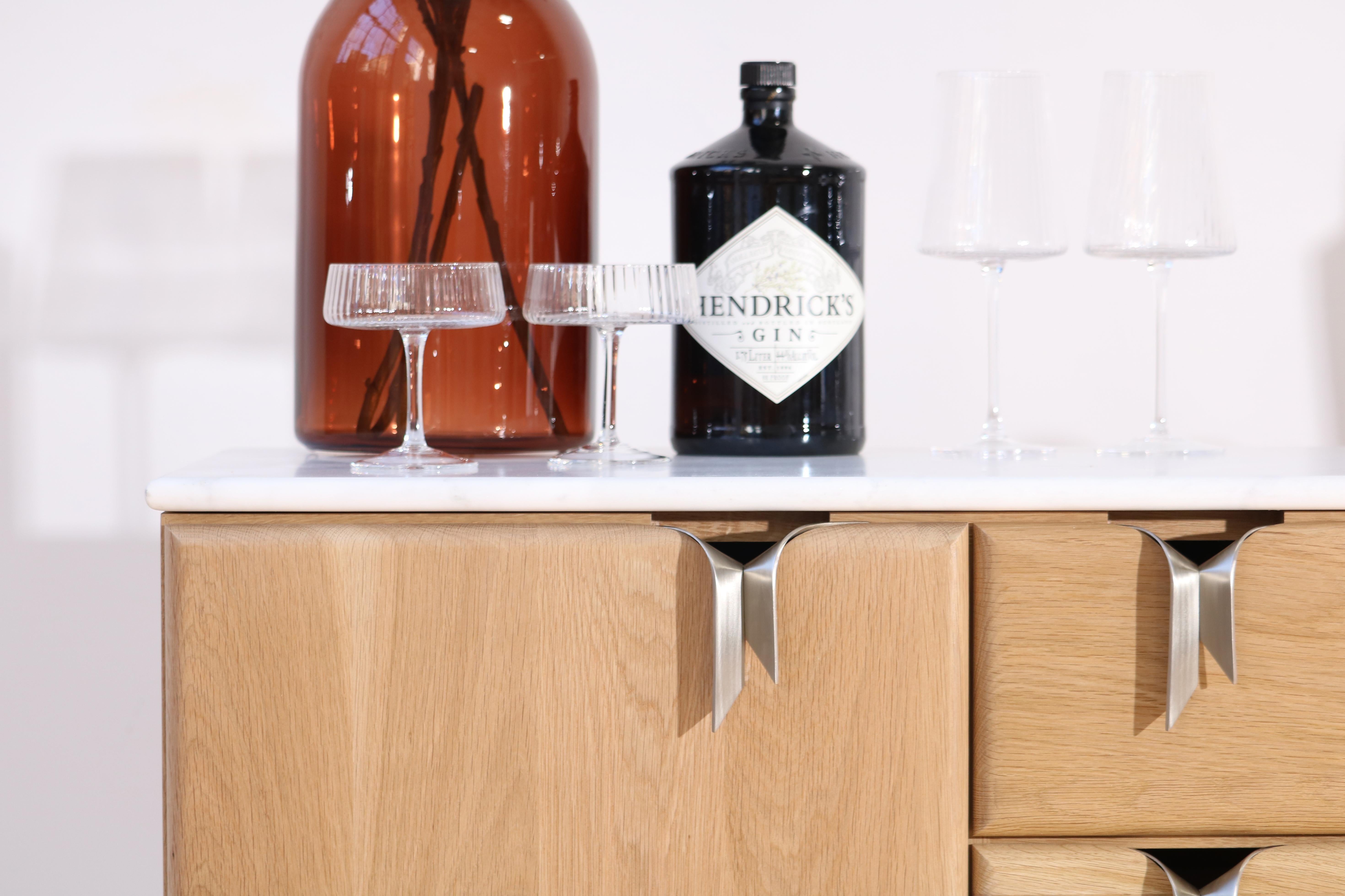 XXI secolo e contemporaneo Ribbon Bar / Console - Wood Oak White con hardware Silver di Debra Folz in vendita