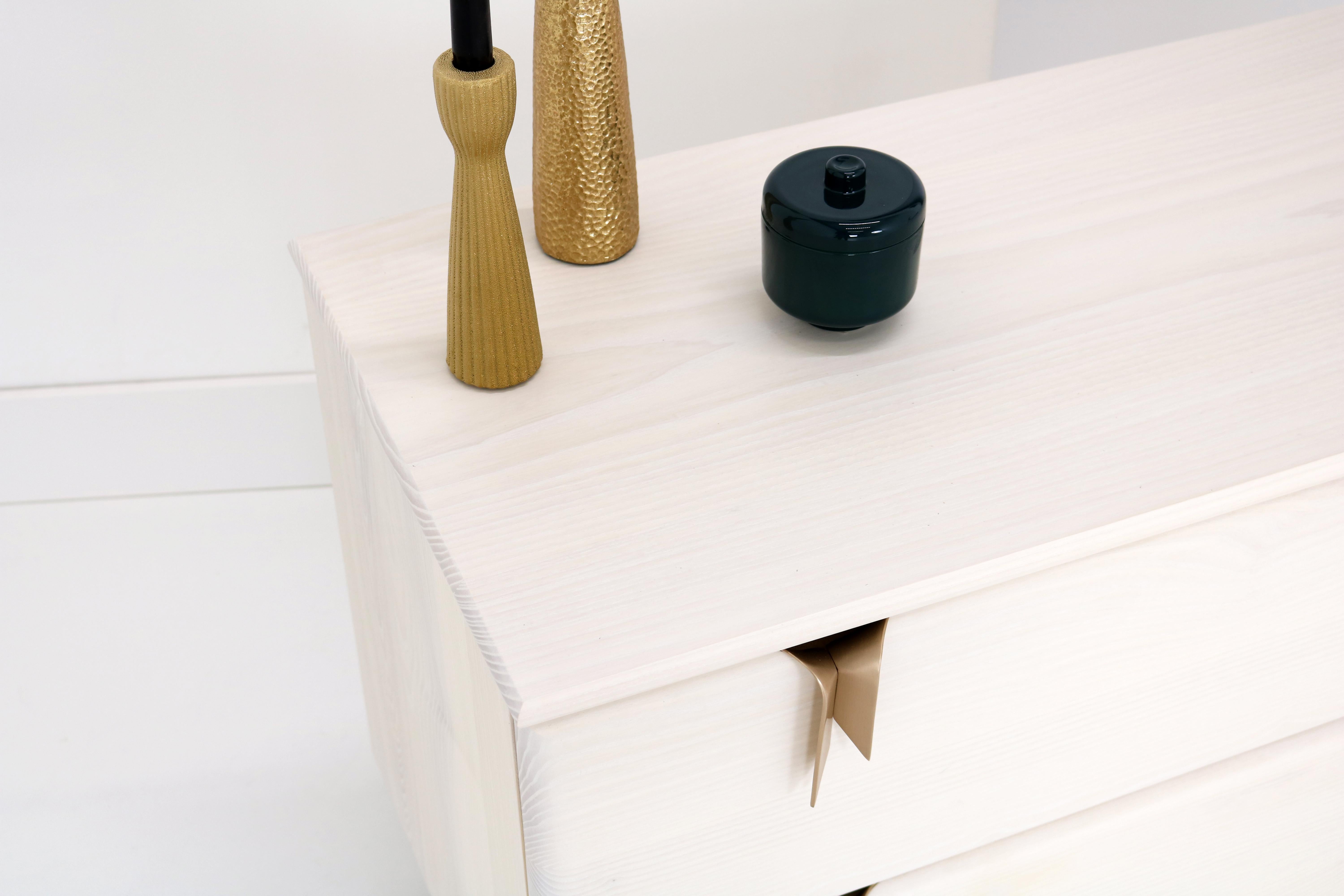 Tables de chevet ruban, 2 tiroirs, bois ivoire, quincaillerie en bronze par Debra Folz en vente 4