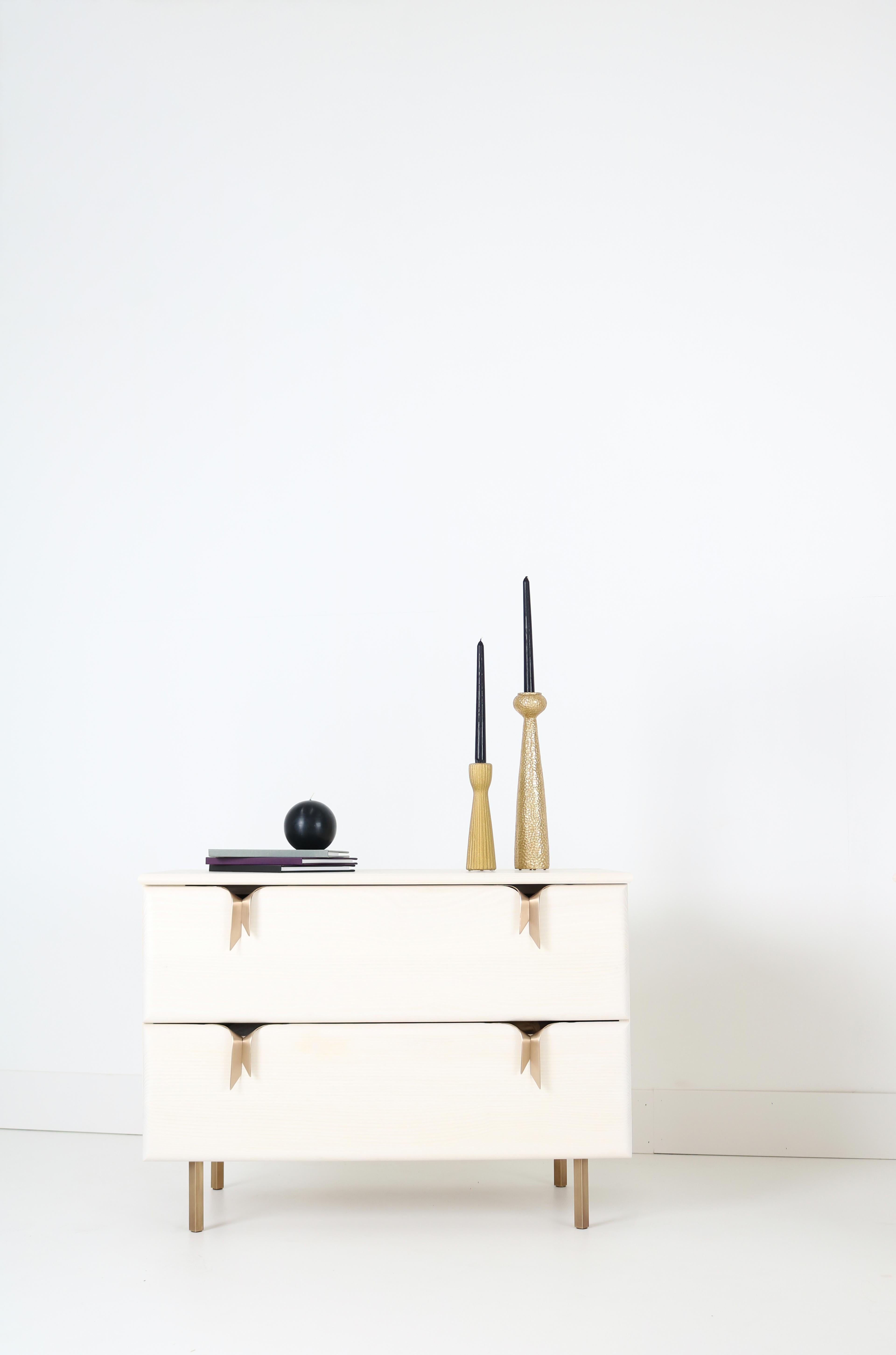 Nachttische mit Schleifenband, 2 Schubladen, elfenbeinfarbenes Holz, Bronzebeschläge von Debra Folz (21. Jahrhundert und zeitgenössisch) im Angebot
