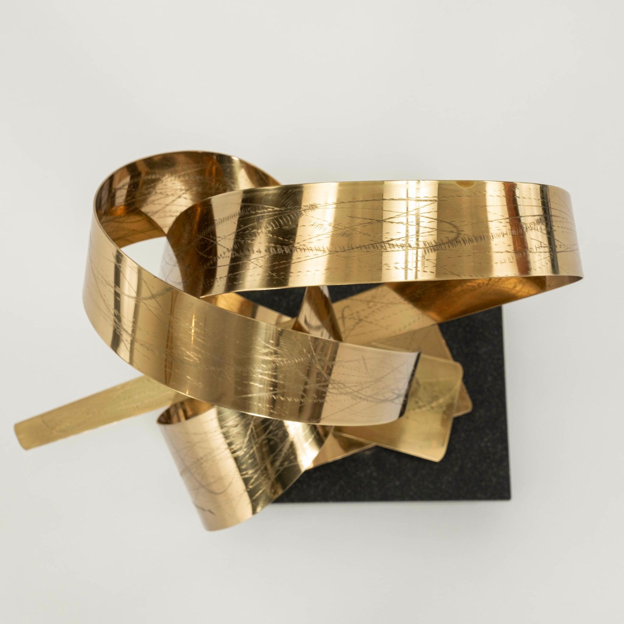 XX secolo Scultura in ottone a nastro firmata 