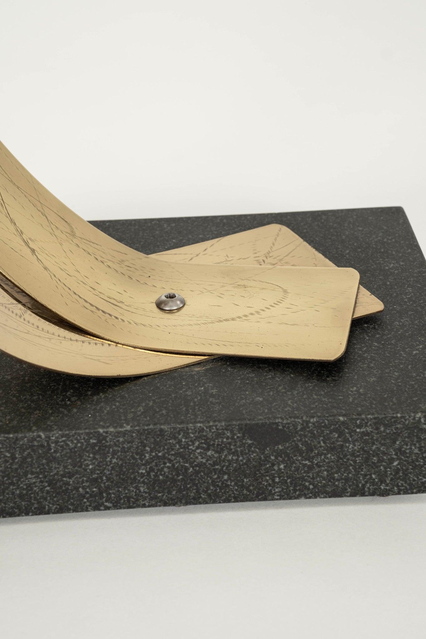 Scultura in ottone a nastro firmata 