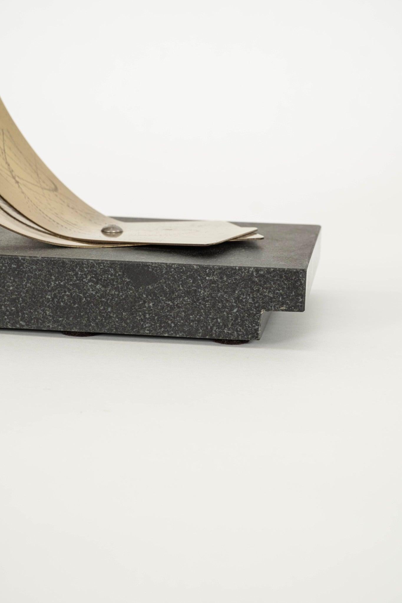 Scultura in ottone a nastro firmata 