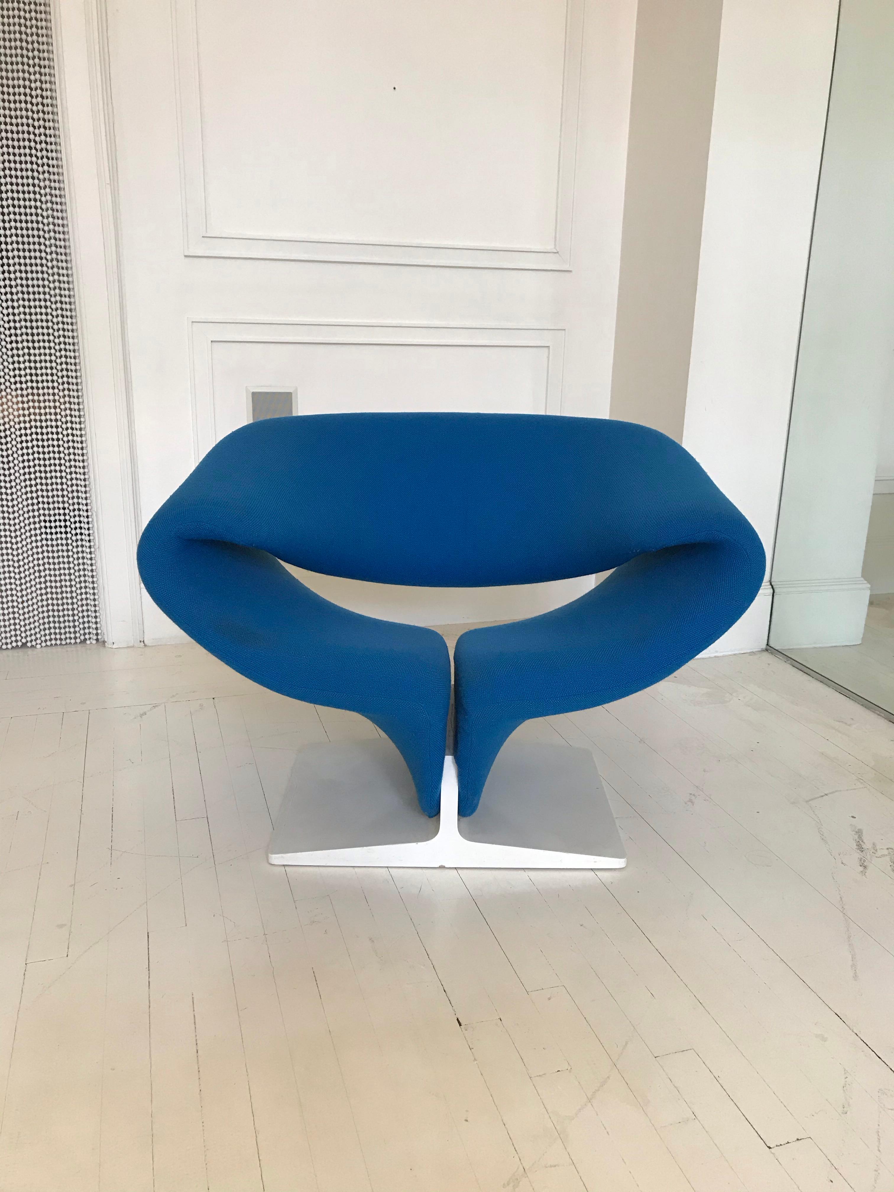 Iconic and innovative Ribbon chair with coordinating ottoman designed by Pierre Paulin for Artifort is a stunning organic form of contoured tubular steel that is ergonomically designed for comfort. Featuring wool blend upholstery and lacquered wood