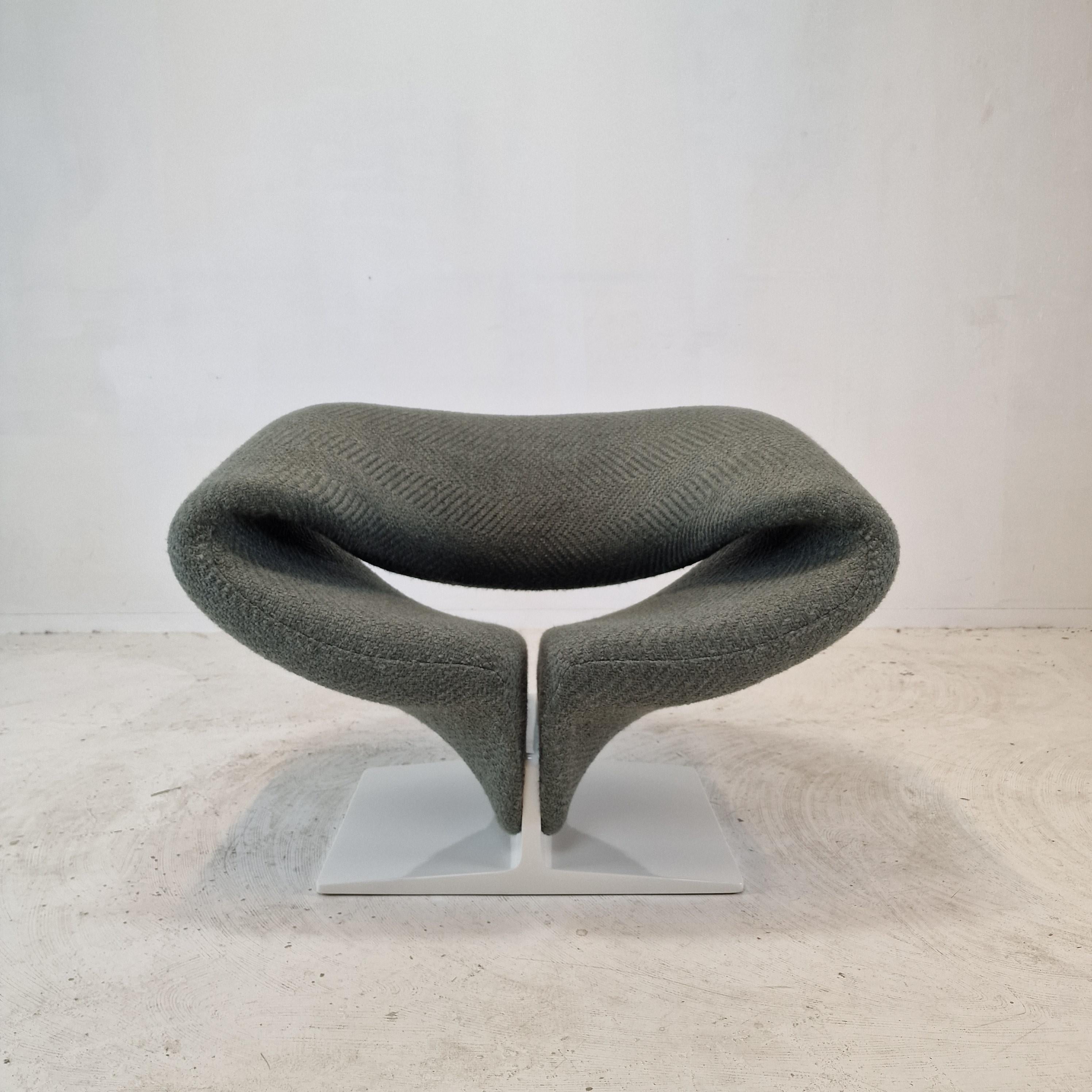 Atemberaubender Ribbon Chair, entworfen von dem französischen Designer Pierre Paulin in den 60er Jahren. 
Dieser originelle Stuhl wurde in den 60er Jahren von Artifort in den Niederlanden hergestellt. 
Der Ribbon Chair ist ein Kunstwerk und