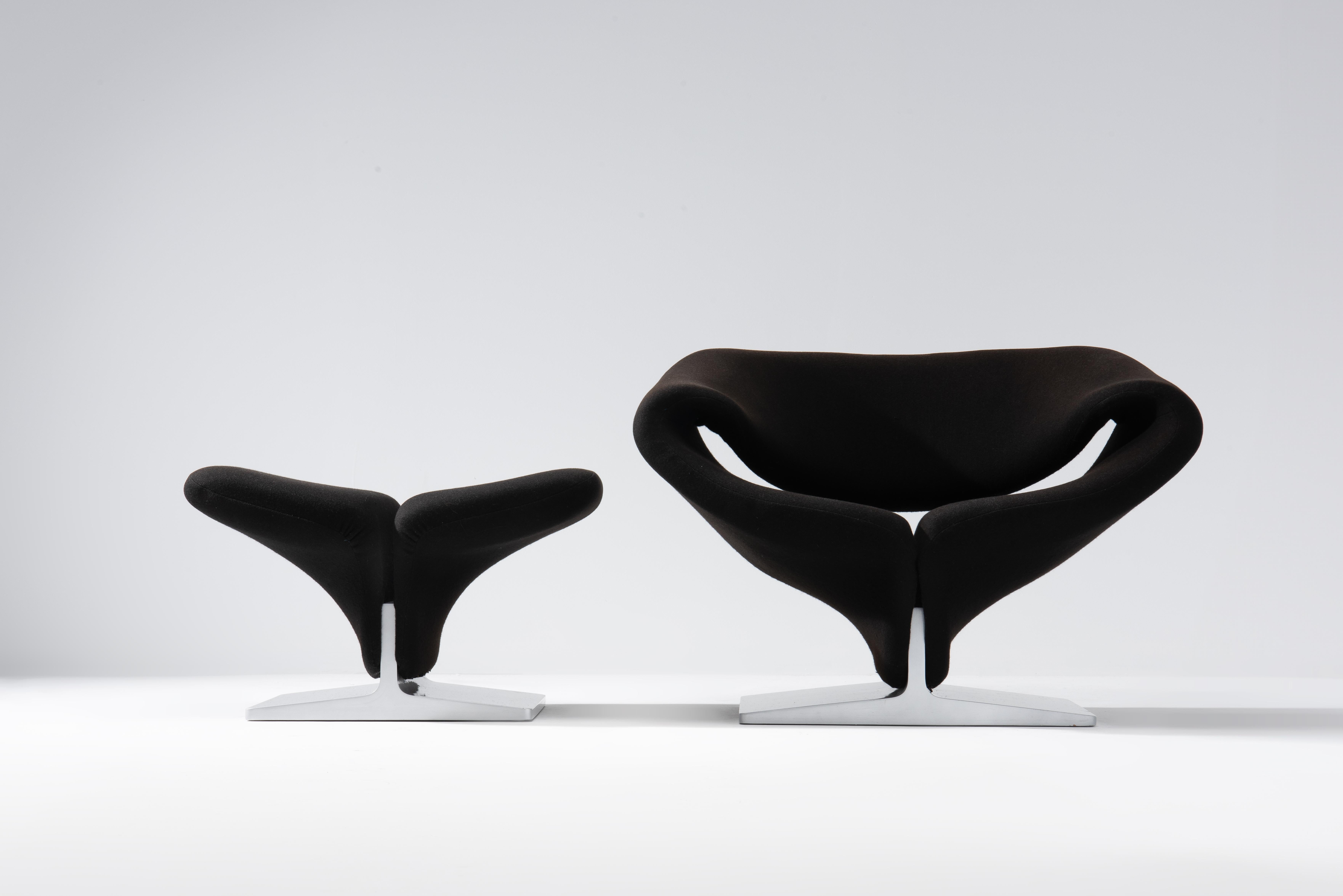 La chaise iconique et innovante Ribbon, accompagnée de son ottoman assorti, a été conçue par Pierre Paulin pour Artifort en 1966. Cette pièce étonnante présente une forme organique fabriquée à partir d'acier tubulaire profilé, conçu de manière