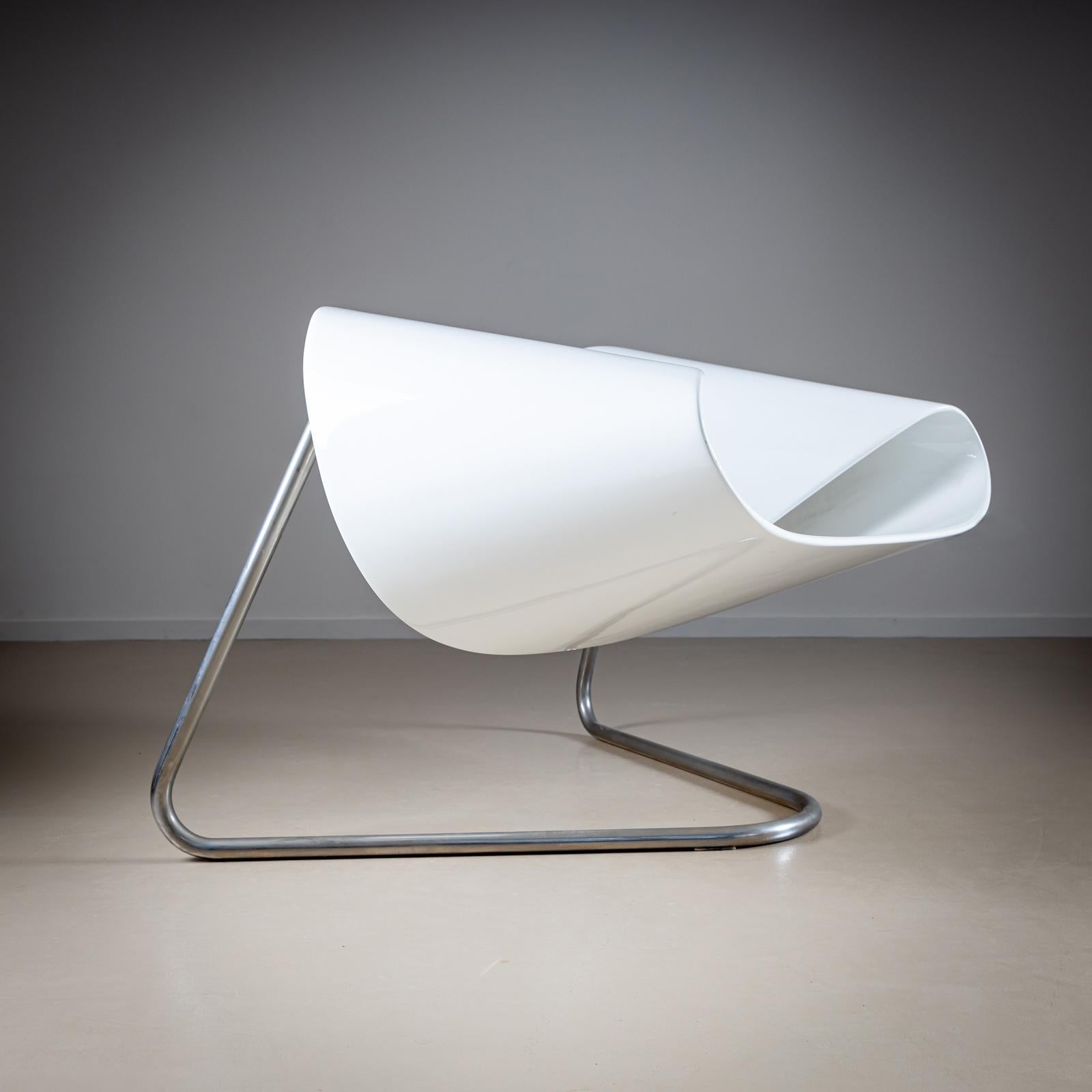 Zwei CI9 Ribbon Stühle von Cesare Leonardi und France Seasons, entworfen für Bernini in den 1960er Jahren. Die Sitze sind aus weißem Kunststoff und ruhen auf Stahlrohrrahmen. Durch die ungewöhnliche Gestaltung der Sitzflächen wirkt die Form der