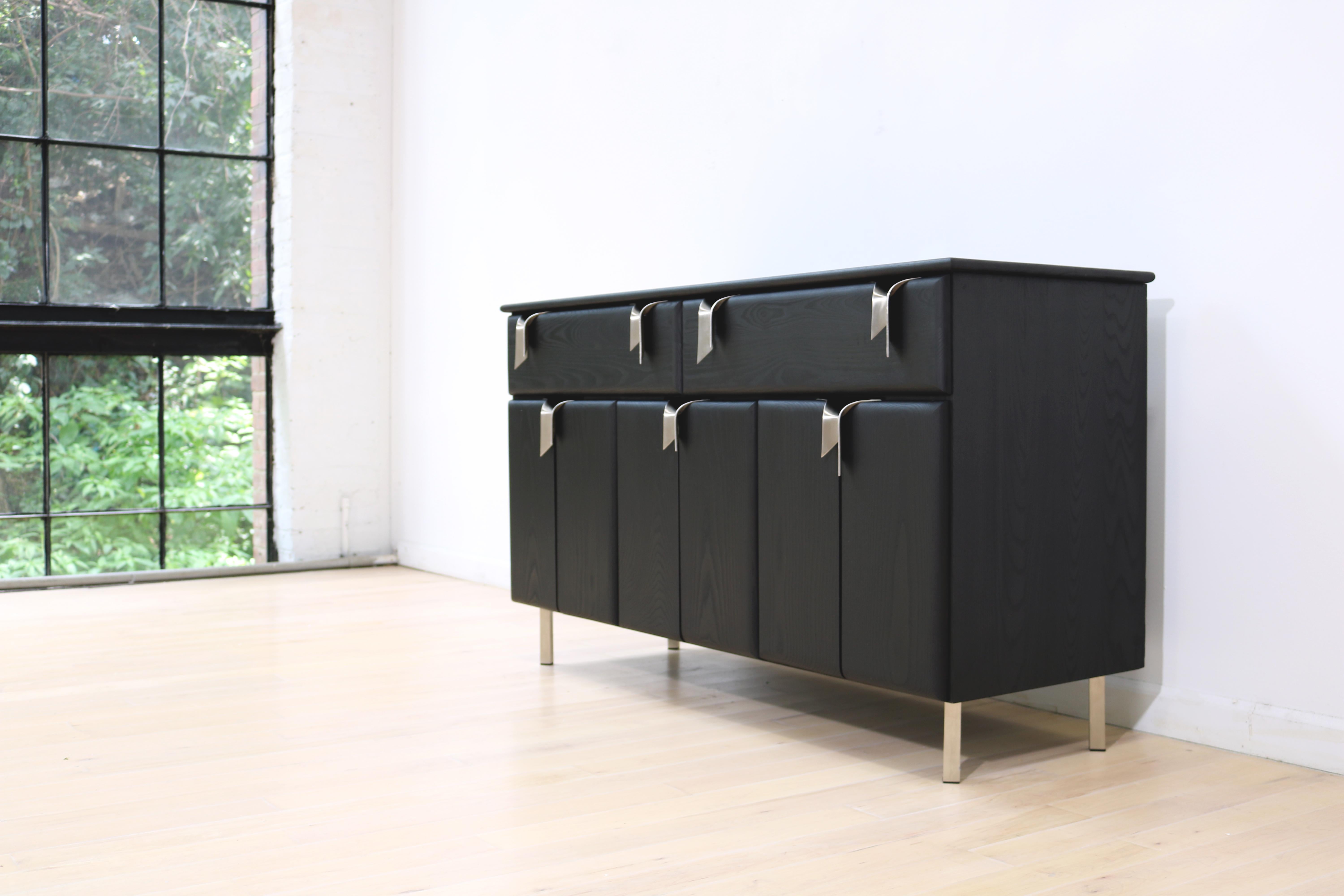 Spazzolato Consolle Ribbon - Legno di frassino nero con hardware in argento di Debra Folz in vendita