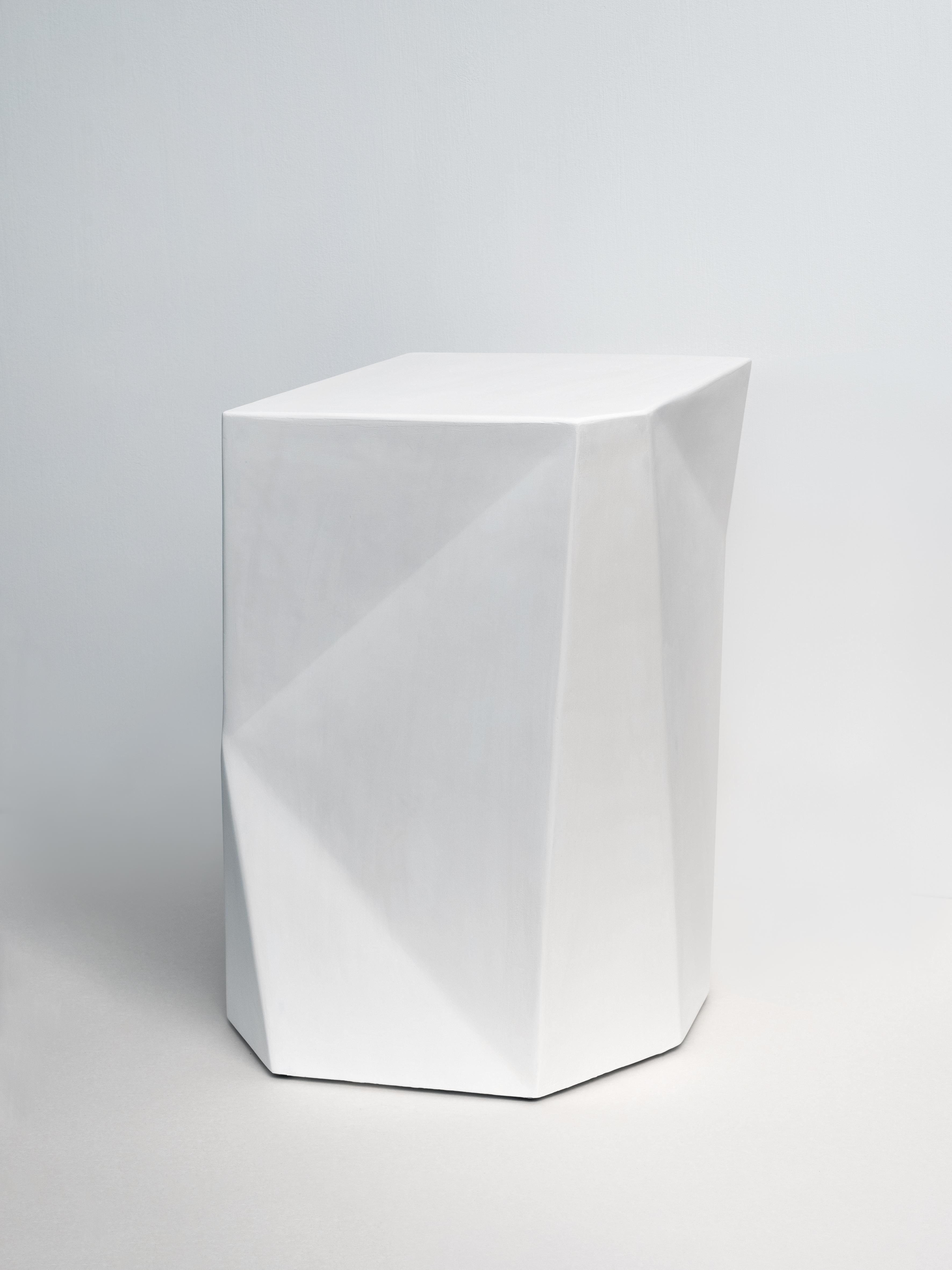 Handgefertigter skulpturaler Beistelltisch „Ribbon“ aus weißem Gips von Benediko (Moderne) im Angebot