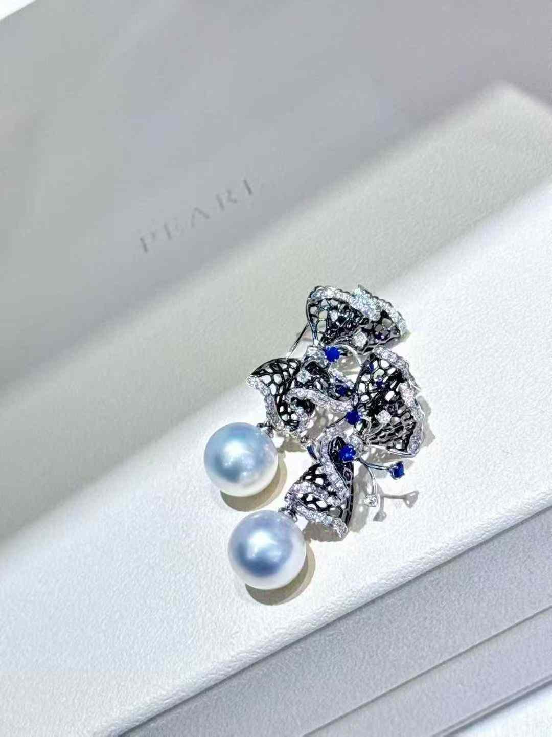 Ribbon Diamond Drop Earrings 18K White Gold en vente