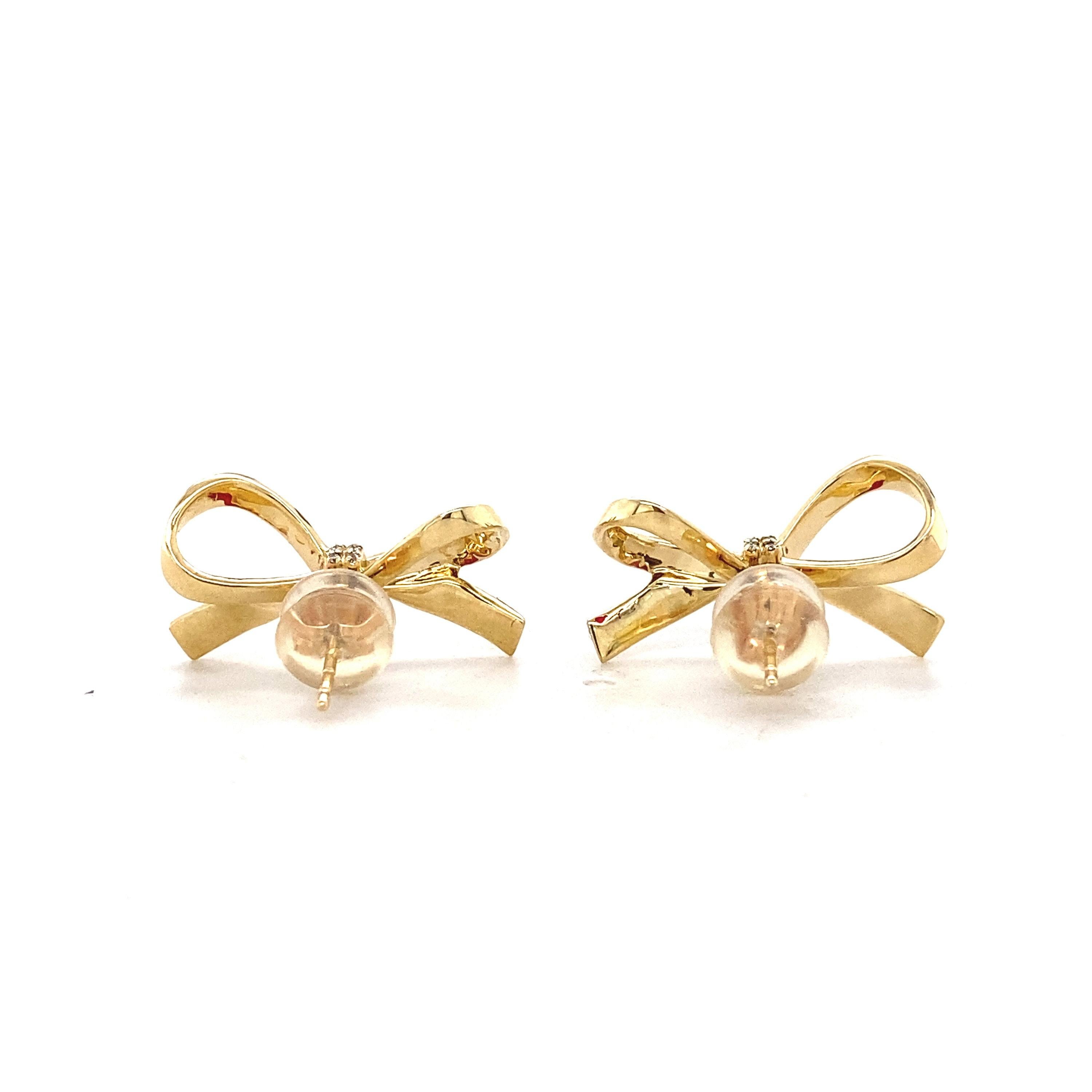 Ribbon Diamond Stud Earrings in 14k Solid Gold (Certified) In New Condition For Sale In New Delhi, DL