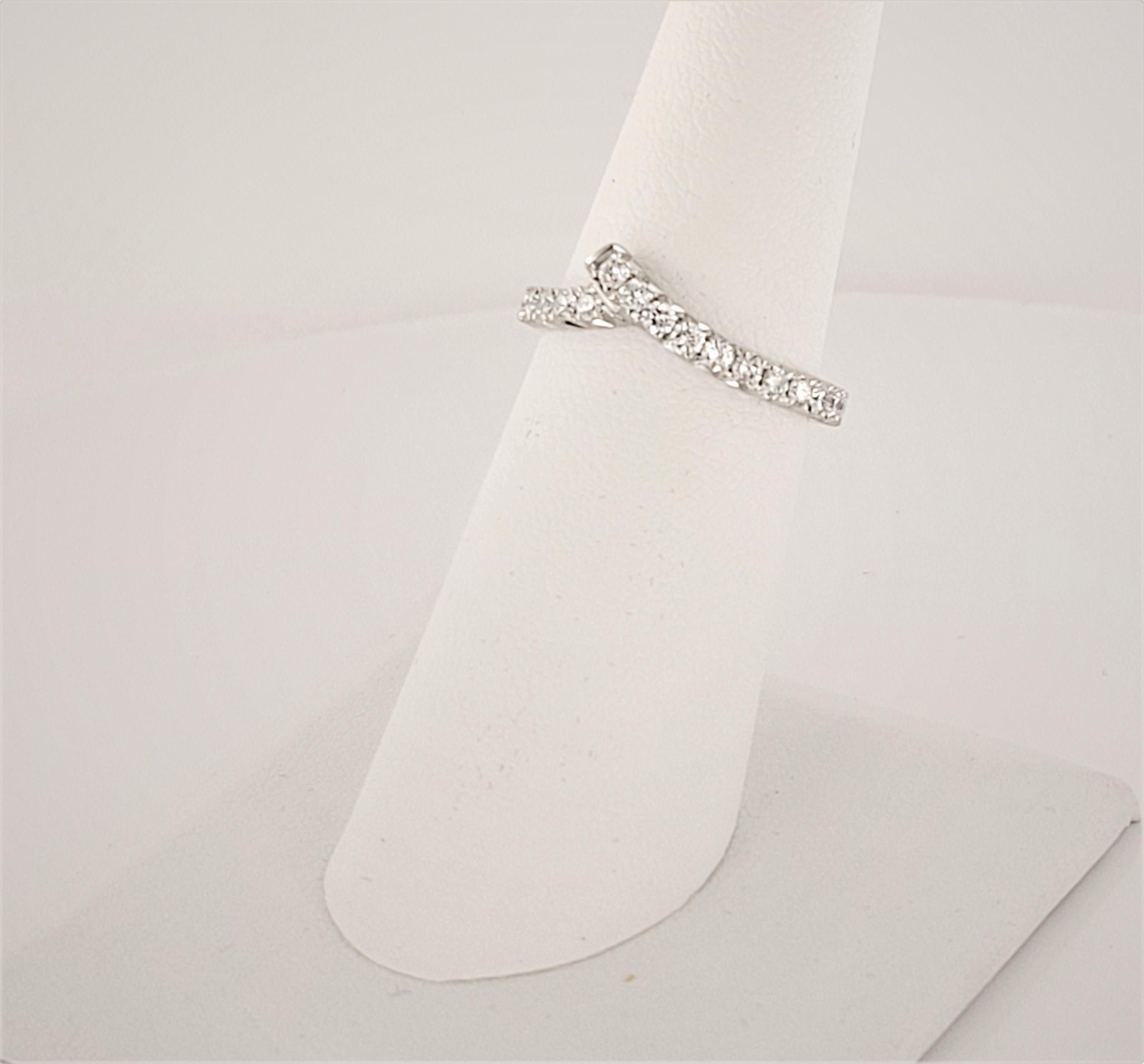 Anneau de mariage à rubans et diamants Pour femmes en vente
