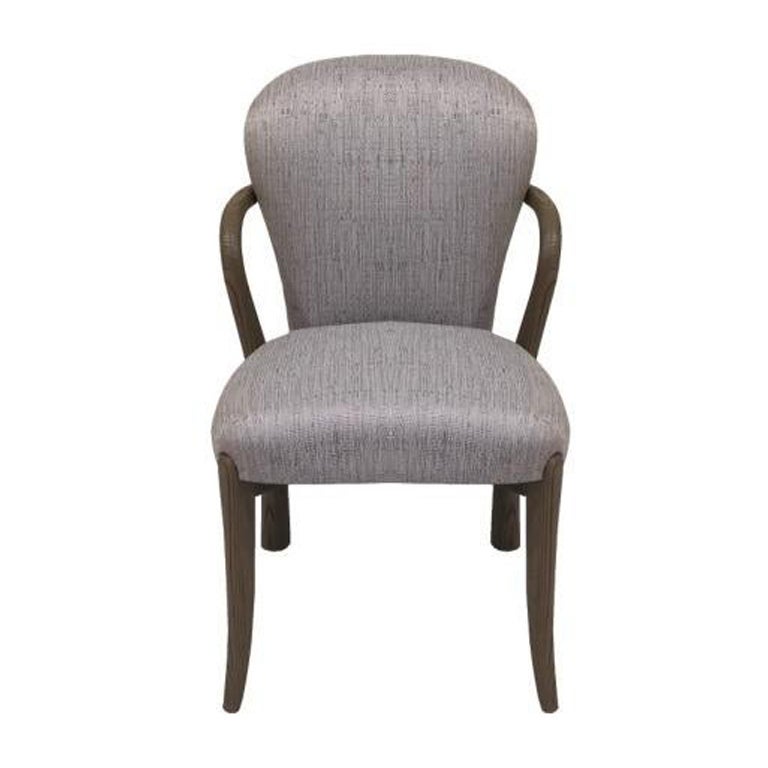 la sedia ribbon evoca i profili danzanti di un nastro che vola, con le gambe in legno scolpite a mano che sembrano arricciarsi e una lussuosa imbottitura dello schienale che offre un elevato livello di comfort.


