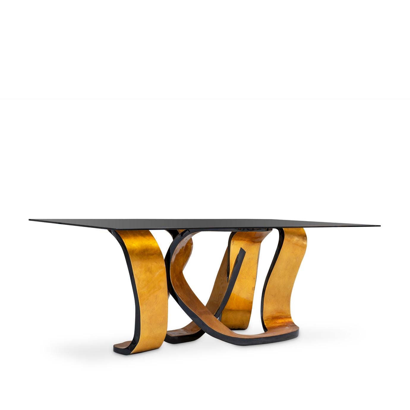 Get wrapped up in the rhythmic design of the Ribbon dining table. The provocative twists and turns of the base are delicately adorned in gleaming metalic leaf, mimicking the sheen of a girl's hair ribbon. The luxury dining table's playful base is