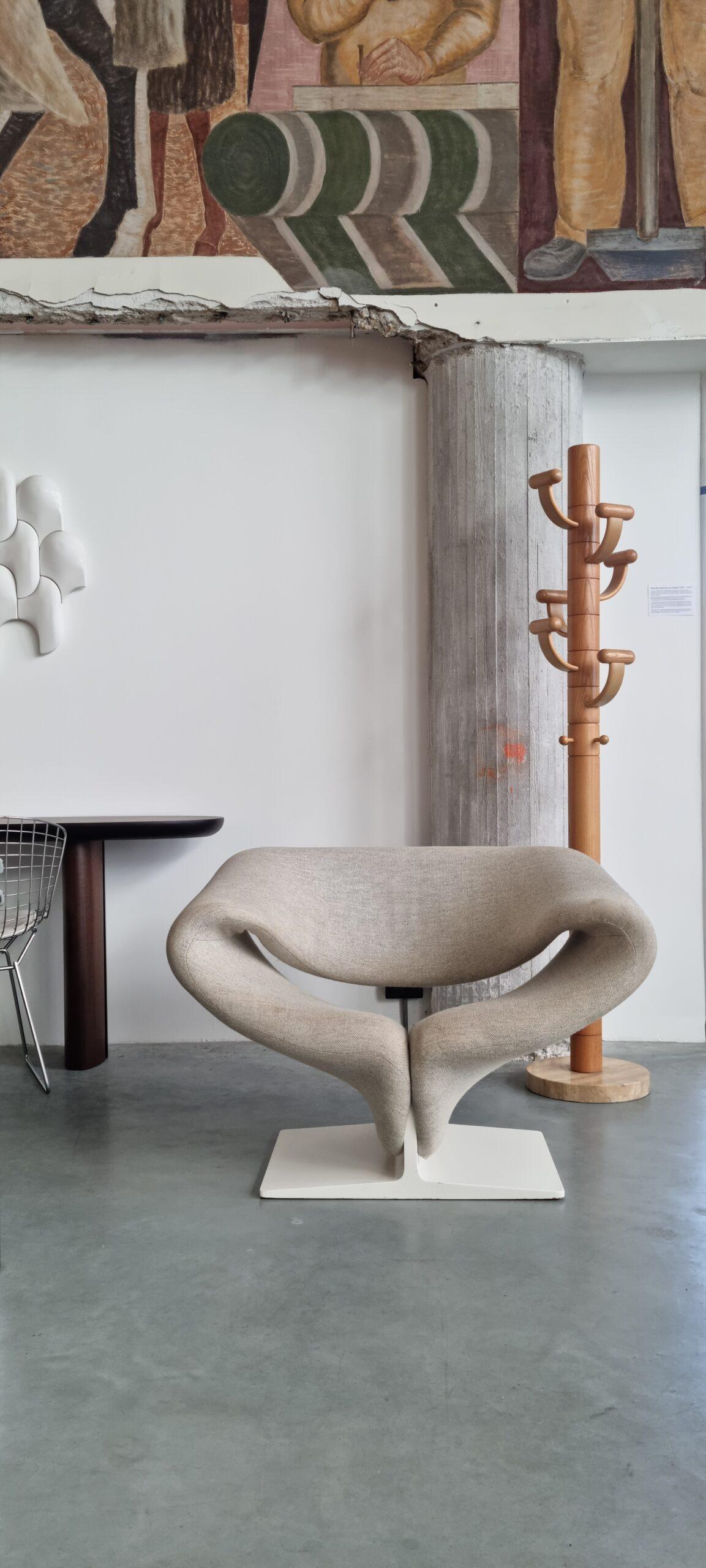 Vera e propria icona del design, la poltrona Ribbon (modello F582) è stata creata dal famoso designer Pierre Paulin nel 1966 e rimane ancora oggi un classico ricercato. La sua forma scultorea e fluida, che ricorda un nastro, fonde perfettamente