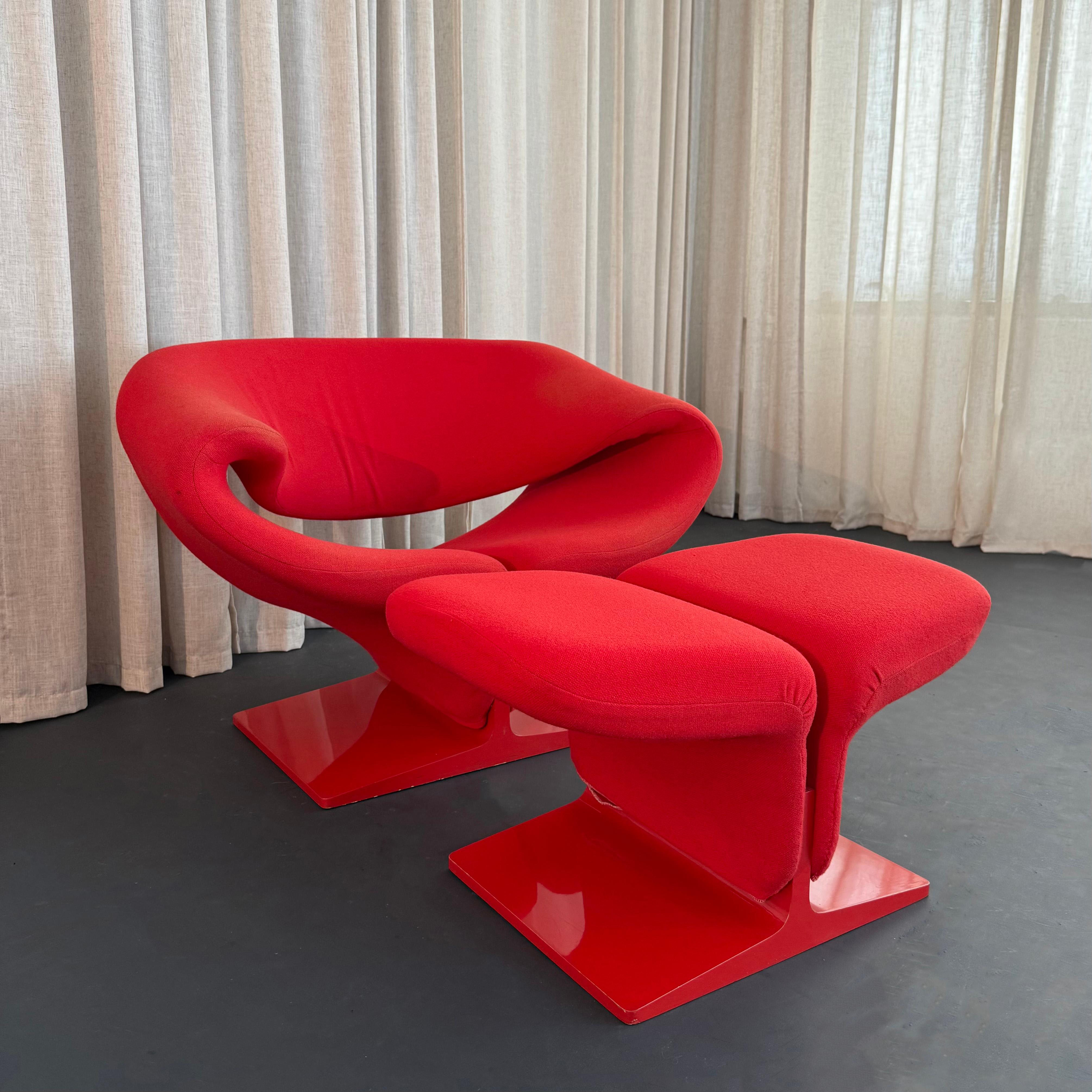 Dieser ikonische und innovative Bandstuhl mit passender Ottomane, der von Pierre Paulin für Artifort entworfen wurde, ist eine atemberaubende organische Form aus konturiertem Stahlrohr, die ergonomisch für Komfort ausgelegt ist. Sie sind einfarbig