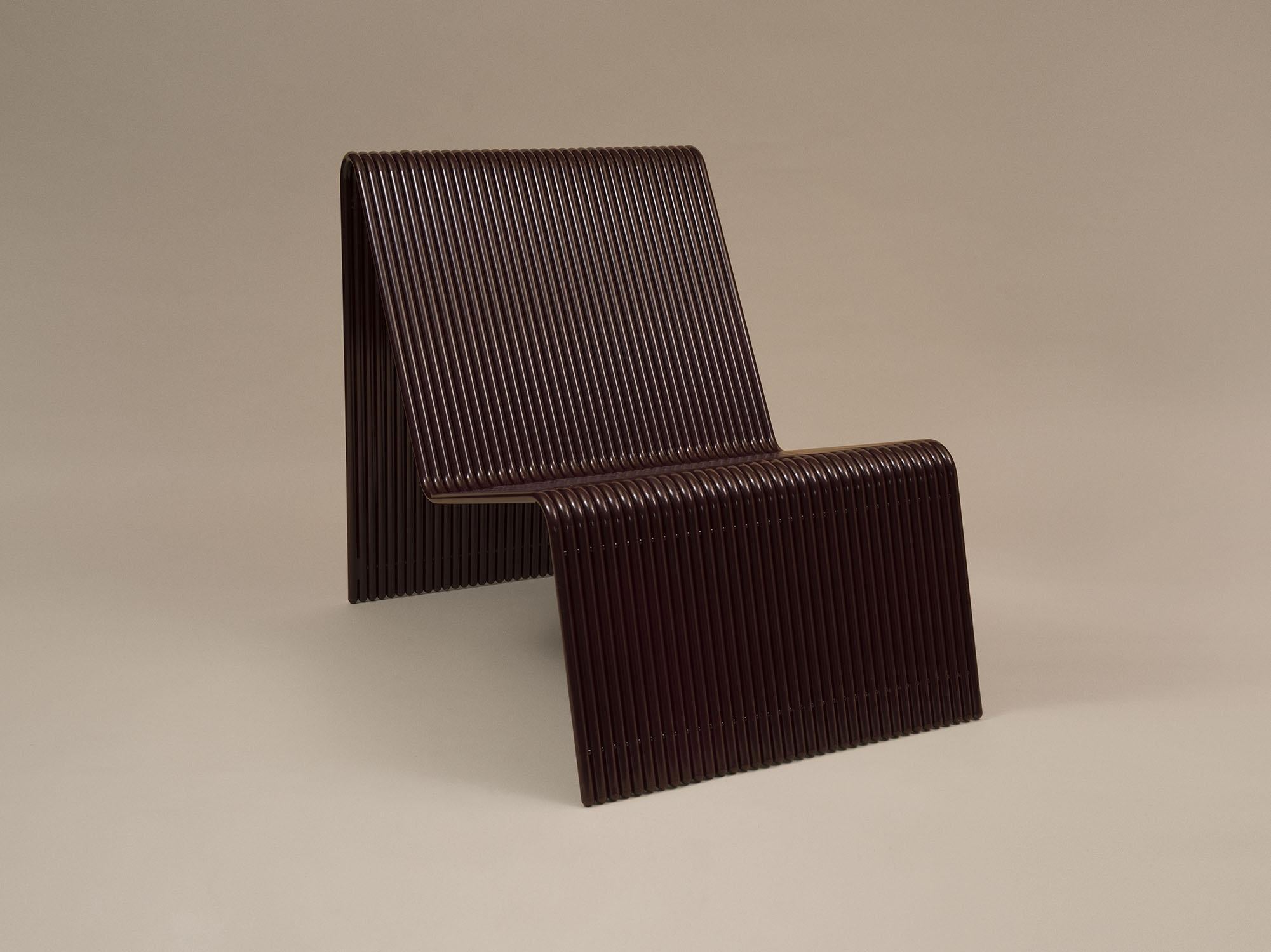 À la fois délicate et audacieuse, la chaise longue Ribbon est un ajout ludique au catalogue de mobilier d'extérieur de Laun. Les tubes d'aluminium superposés s'empilent pour former un ensemble solide et permettent des largeurs personnalisées dans