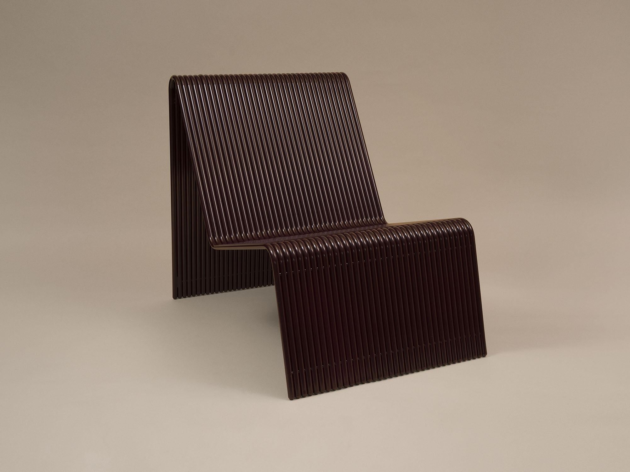 Delicada y atrevida a la vez, la tumbona Ribbon es una alegre incorporación al catálogo de muebles de exterior de Laun. Los tubos de aluminio en capas se apilan formando un conjunto sólido y permiten anchuras personalizadas en una combinación