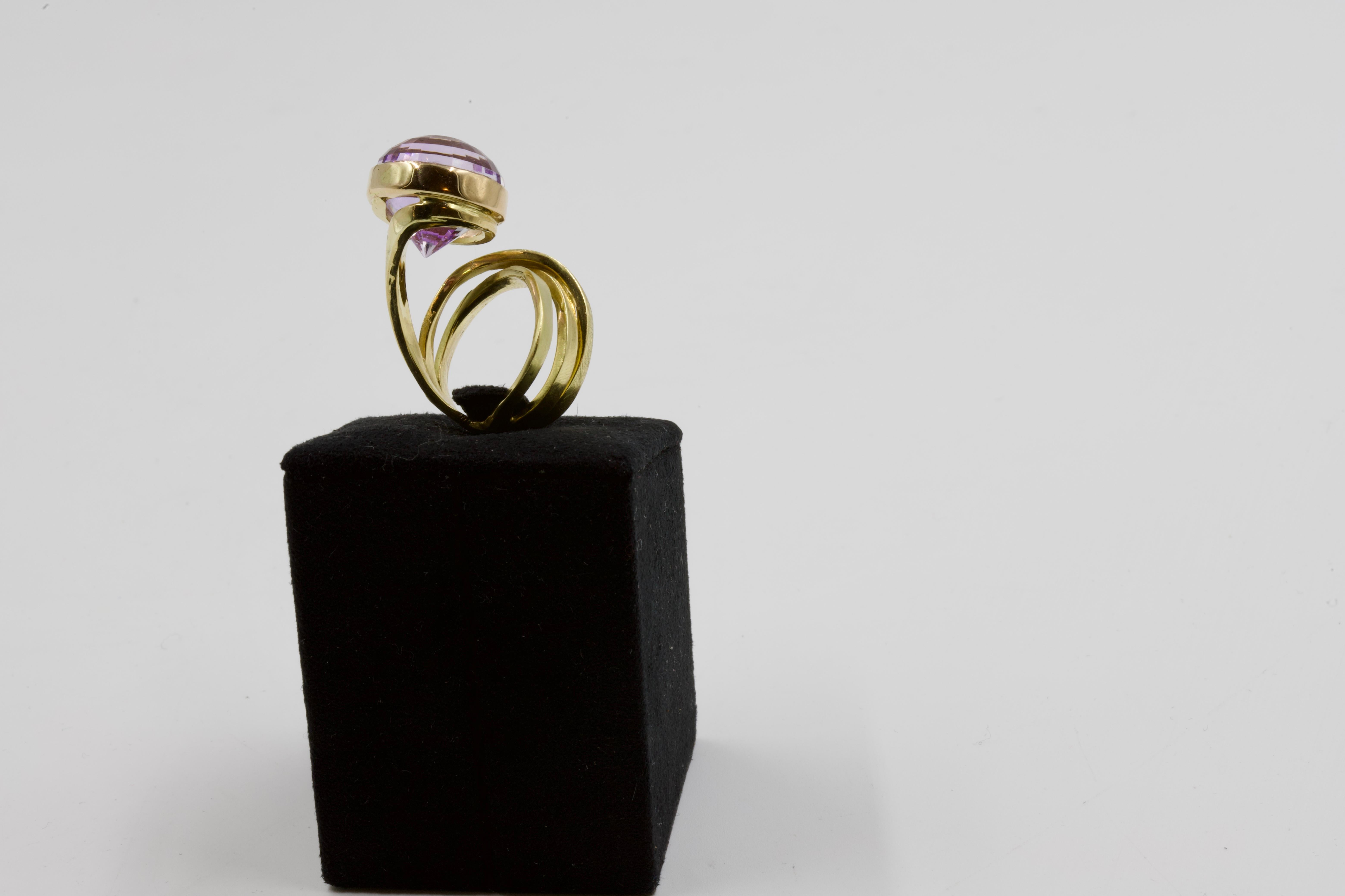 Ribbon ring, cut amethyst, 18K yellow gold, unique piece, maker's mark, circa 2000                                                                                                                  
Son of Jean Vendome, Thierry Vendome is part of this