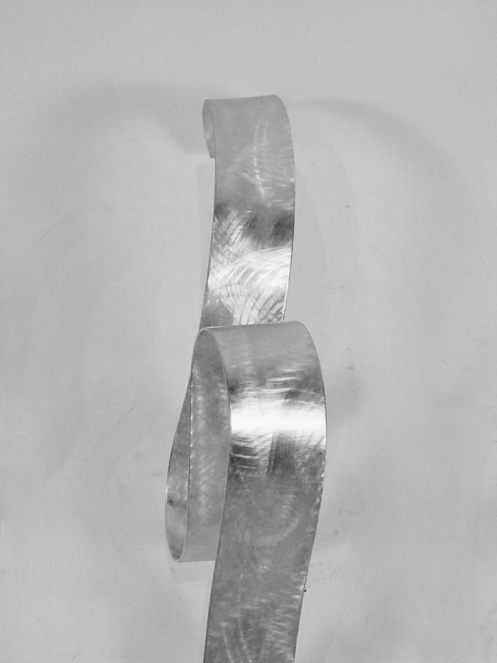 Ribbon to the sky - zeitgenössische Aluminiumskulptur auf Stahlsockel im Angebot 3