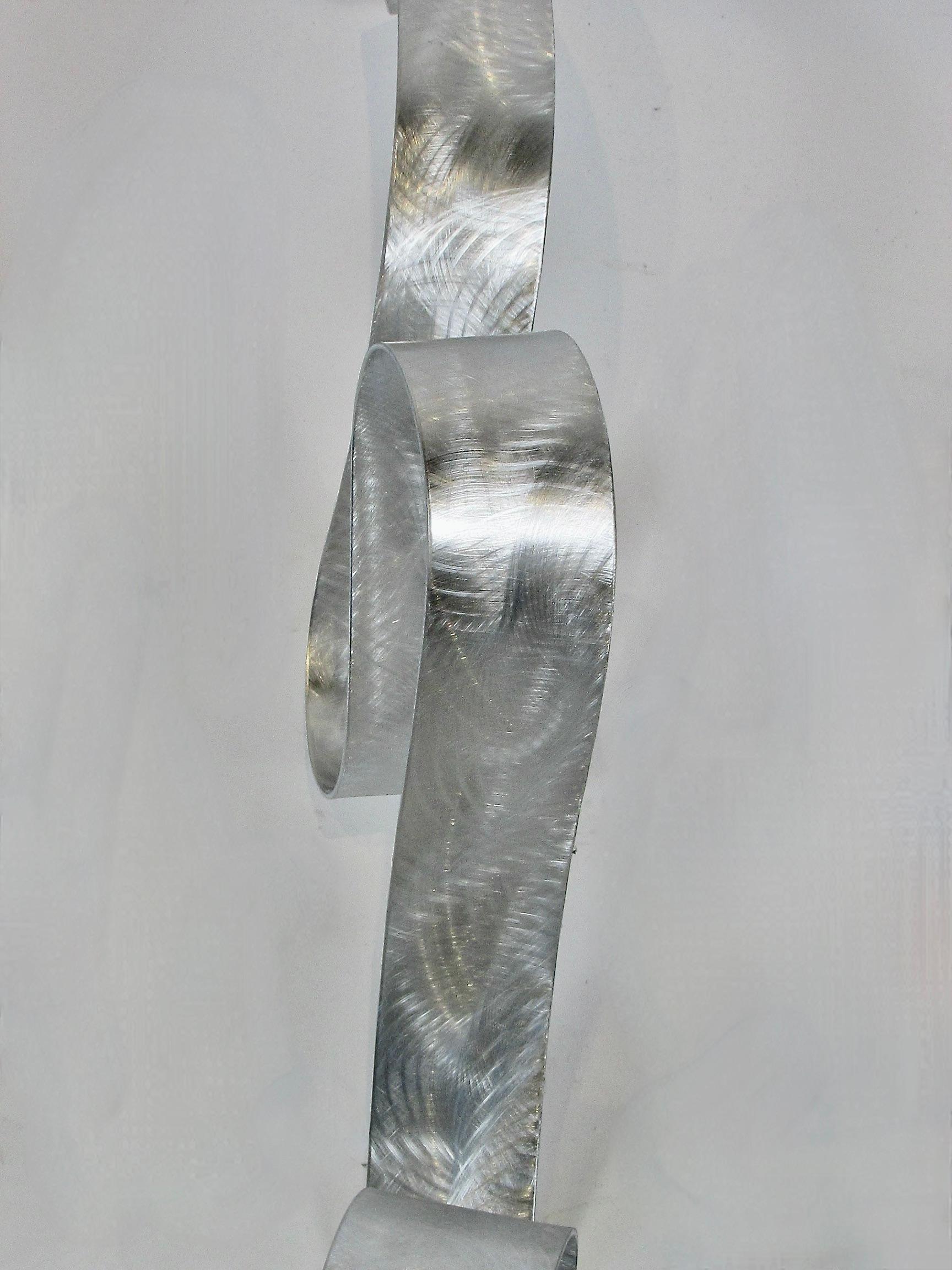 Ribbon to the sky - zeitgenössische Aluminiumskulptur auf Stahlsockel im Angebot 4