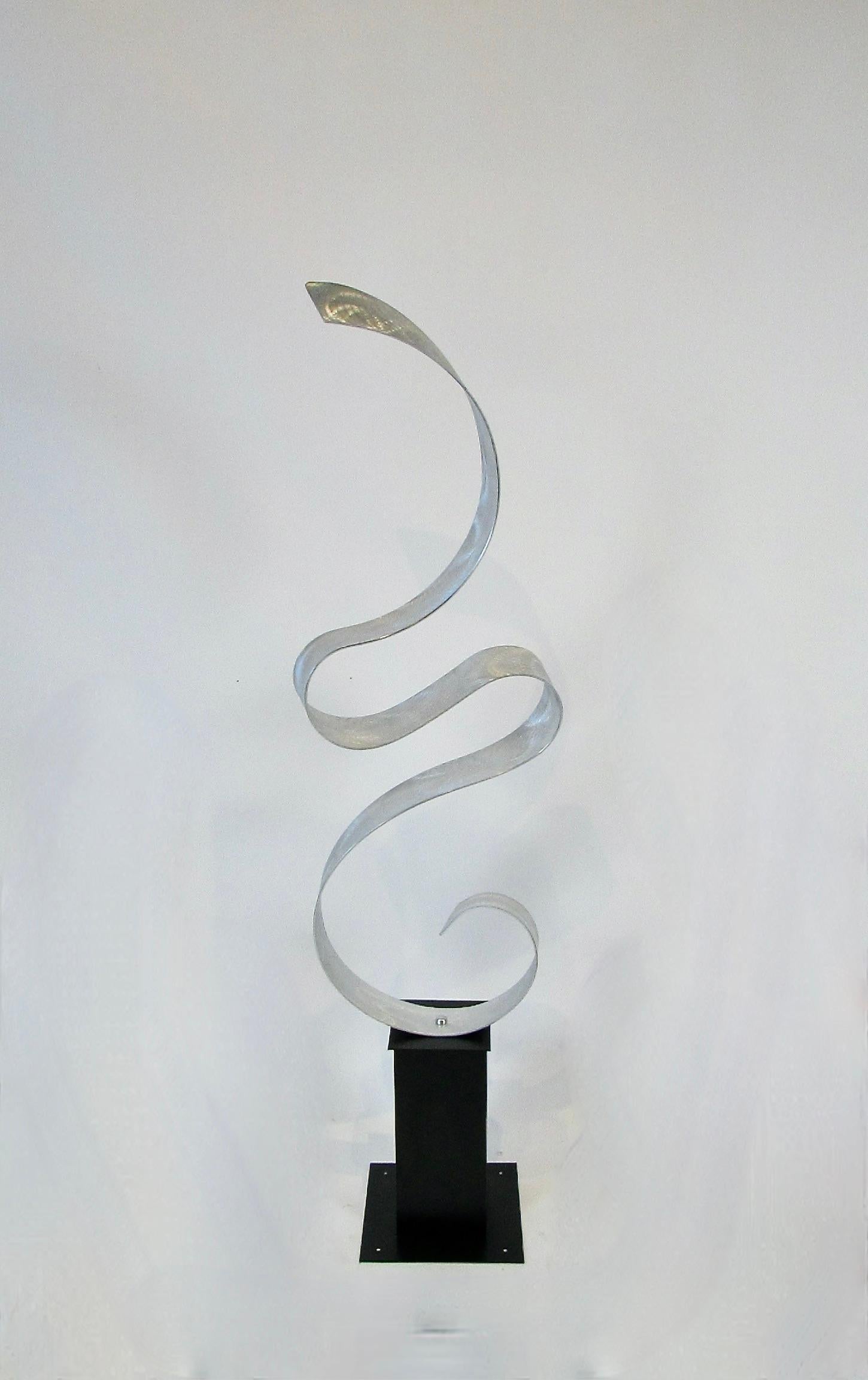Ribbon to the sky - zeitgenössische Aluminiumskulptur auf Stahlsockel im Angebot 5
