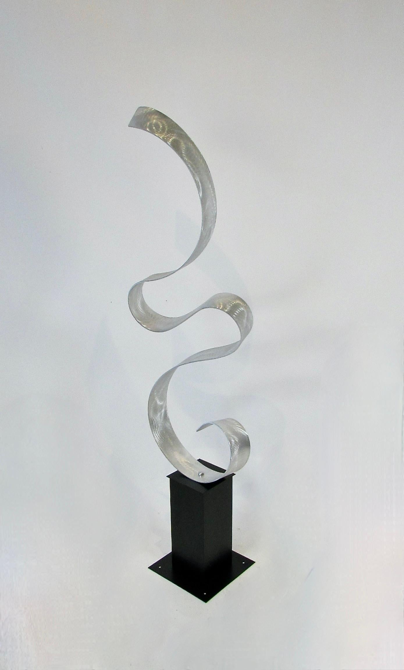 Ribbon to the sky - zeitgenössische Aluminiumskulptur auf Stahlsockel im Angebot 6