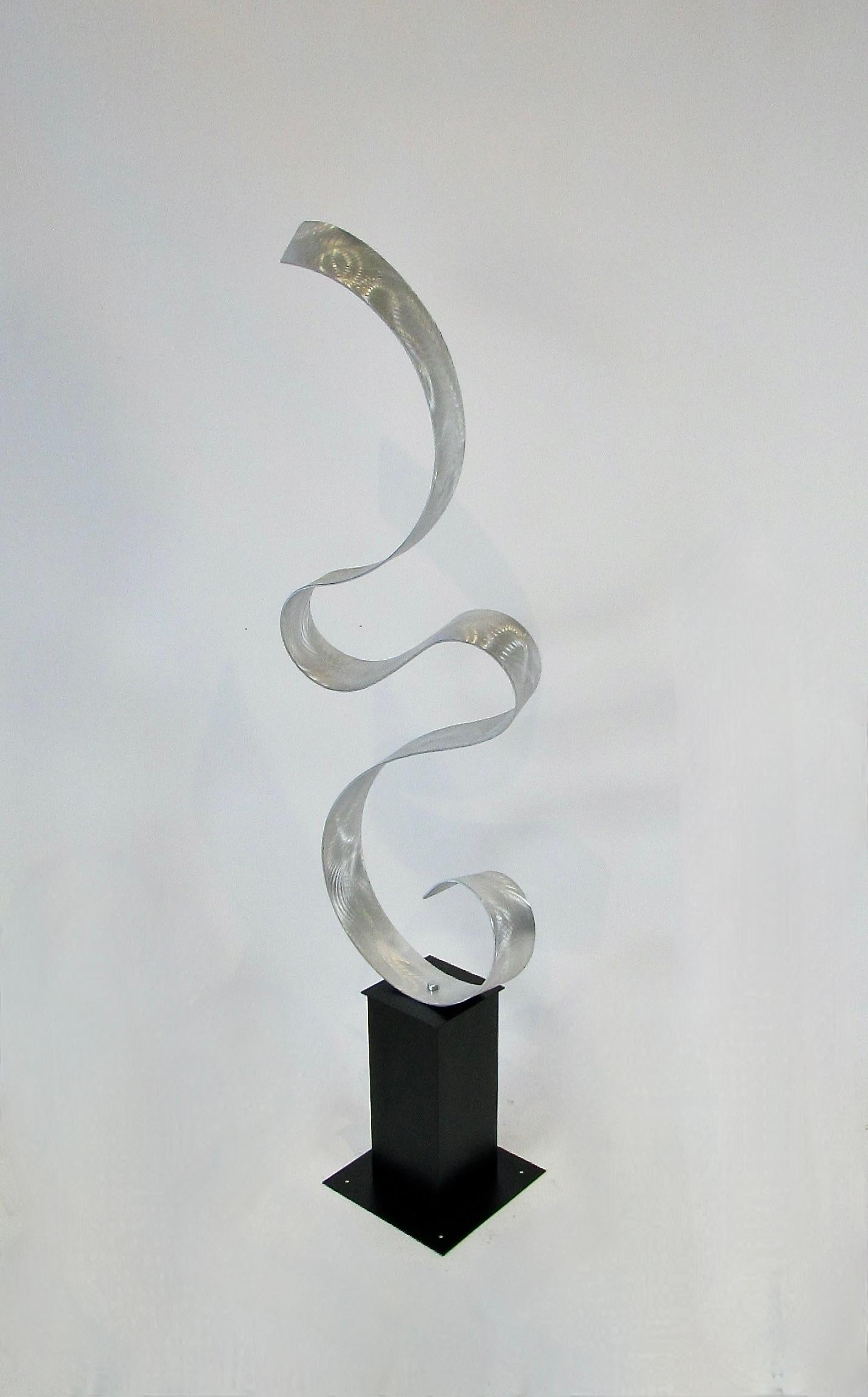 Ribbon to the sky - zeitgenössische Aluminiumskulptur auf Stahlsockel im Angebot 7