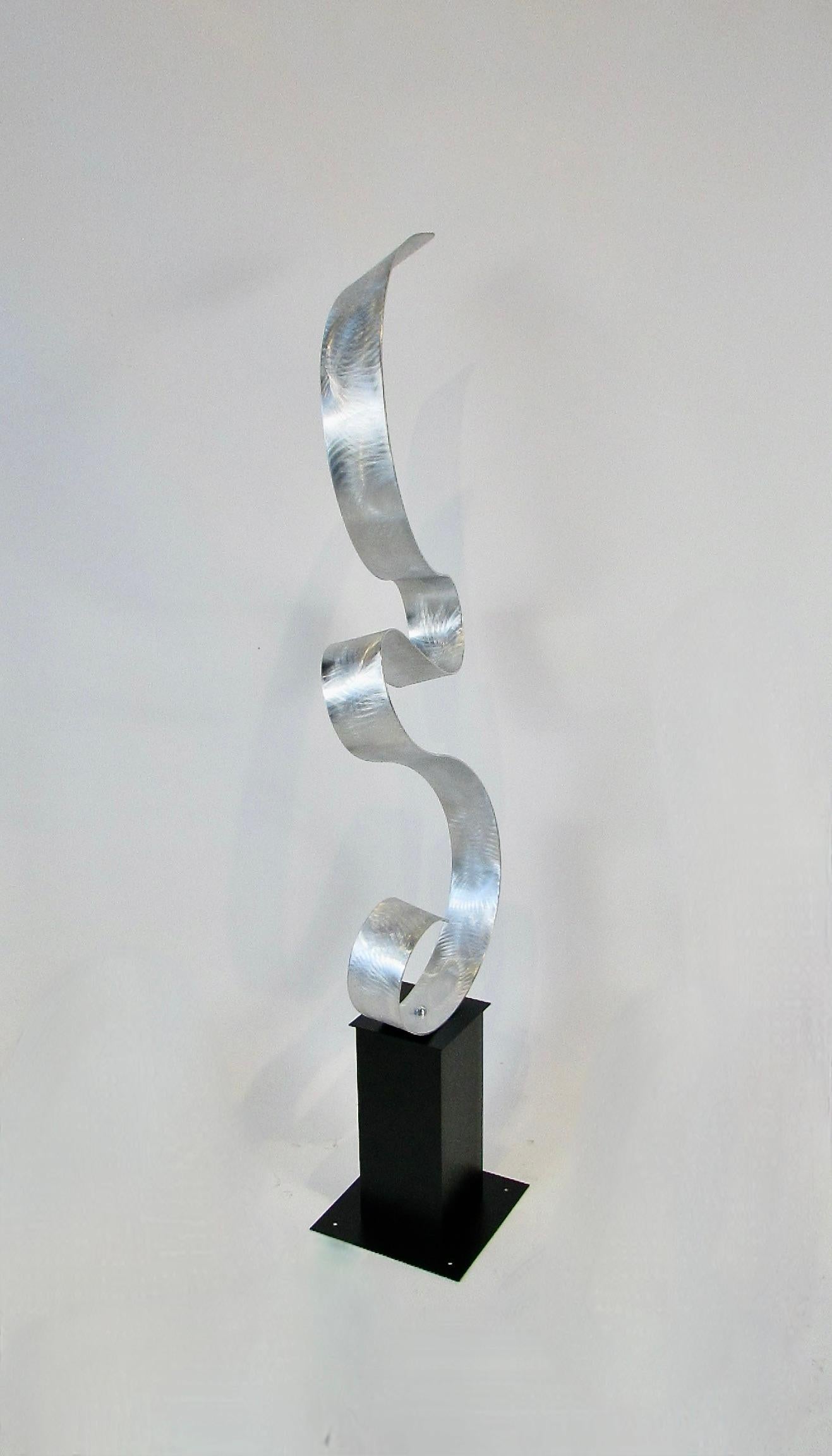 Ribbon to the sky - zeitgenössische Aluminiumskulptur auf Stahlsockel im Angebot 8