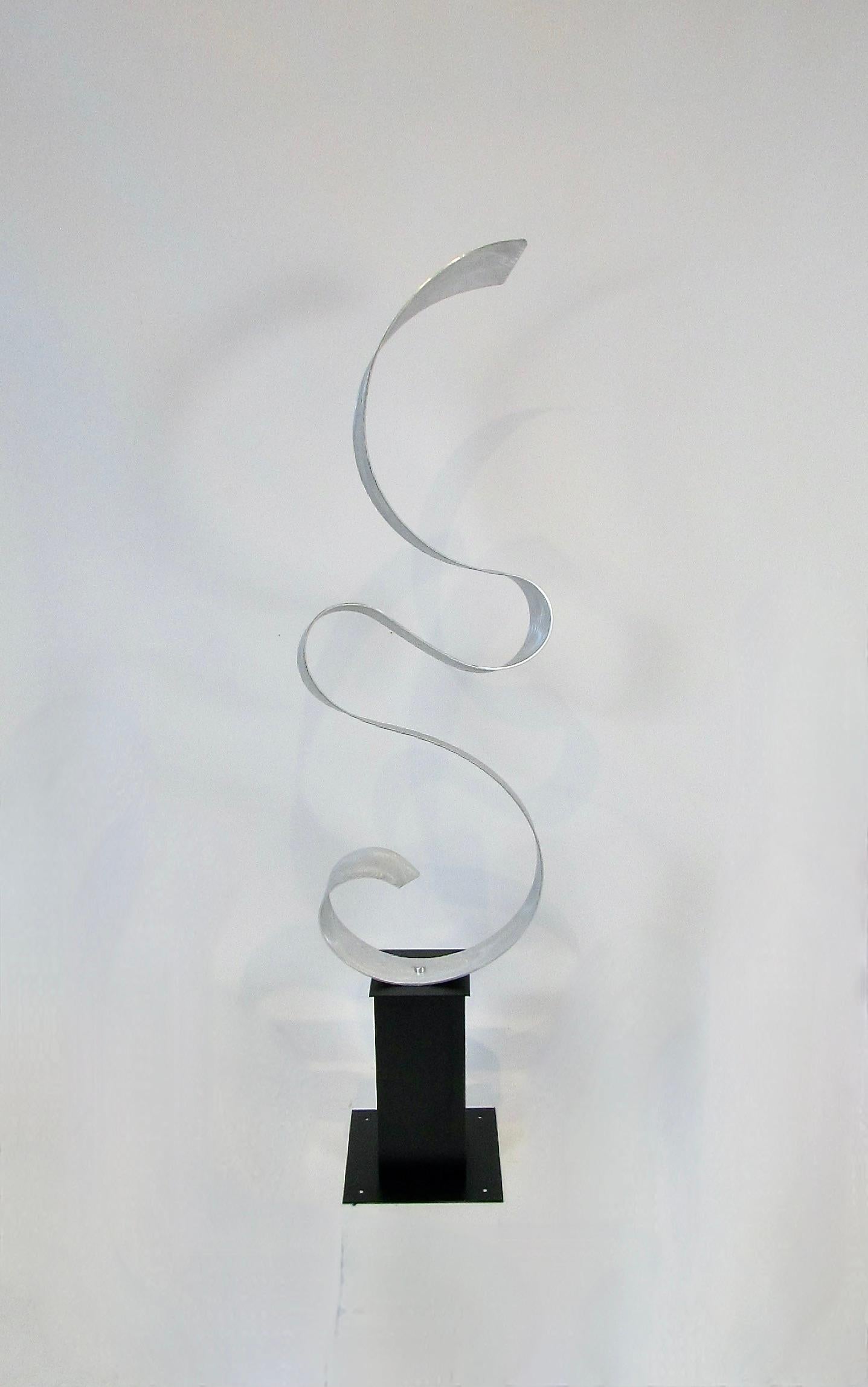 Ribbon to the sky - zeitgenössische Aluminiumskulptur auf Stahlsockel im Angebot 9