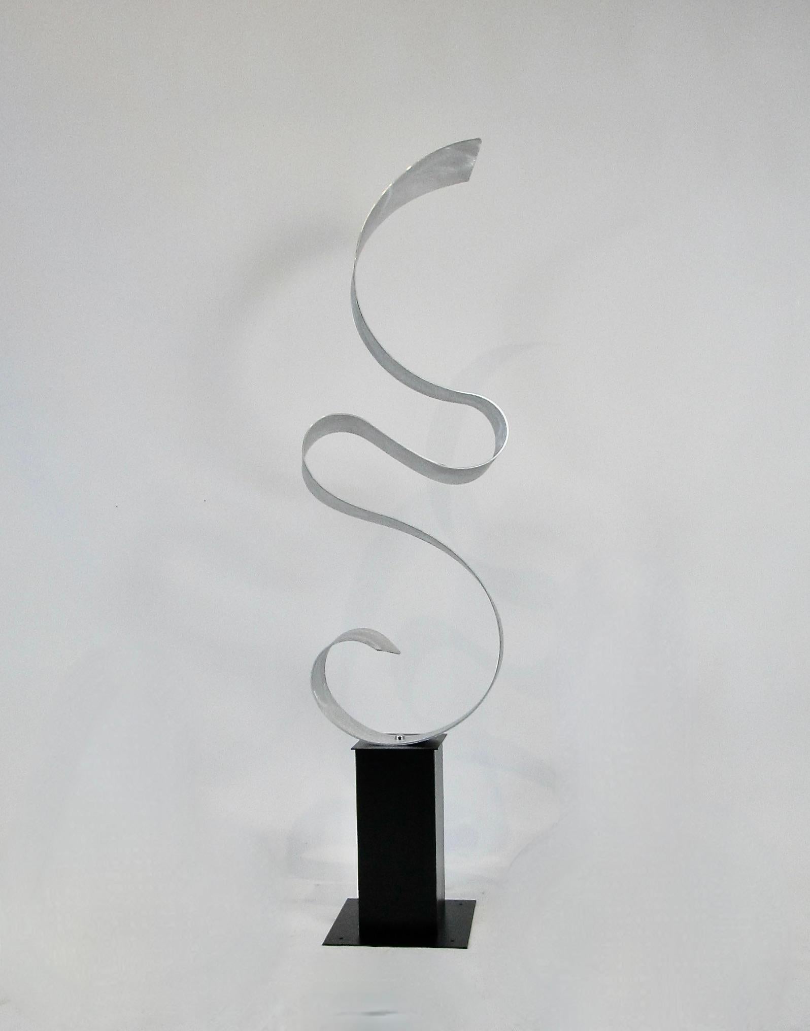 Ribbon to the sky - zeitgenössische Aluminiumskulptur auf Stahlsockel (Postmoderne) im Angebot