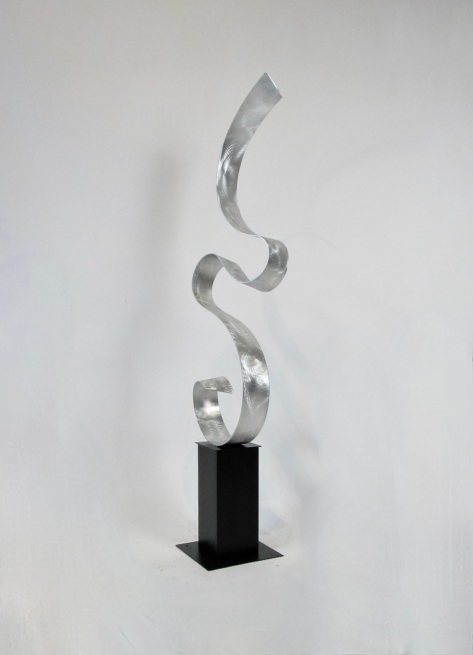 Ribbon to the sky - zeitgenössische Aluminiumskulptur auf Stahlsockel (amerikanisch) im Angebot