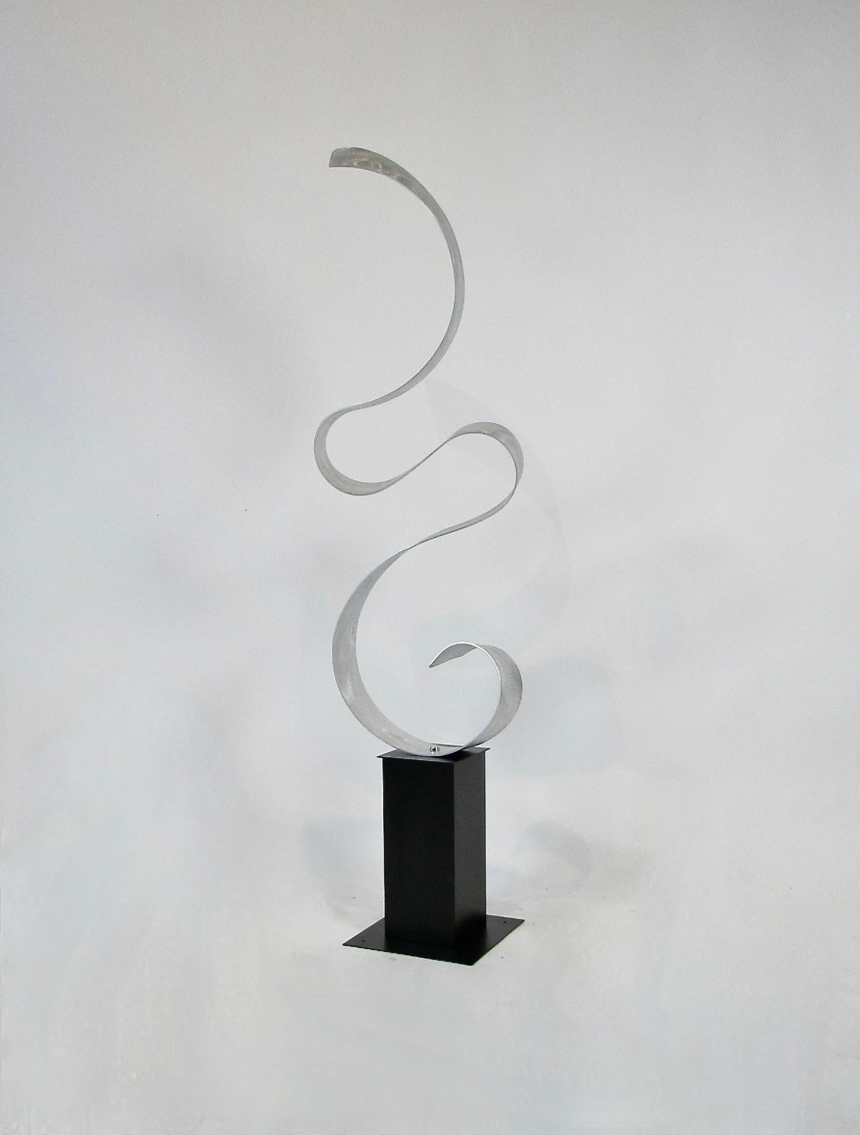 Ribbon to the sky - zeitgenössische Aluminiumskulptur auf Stahlsockel (Handgefertigt) im Angebot