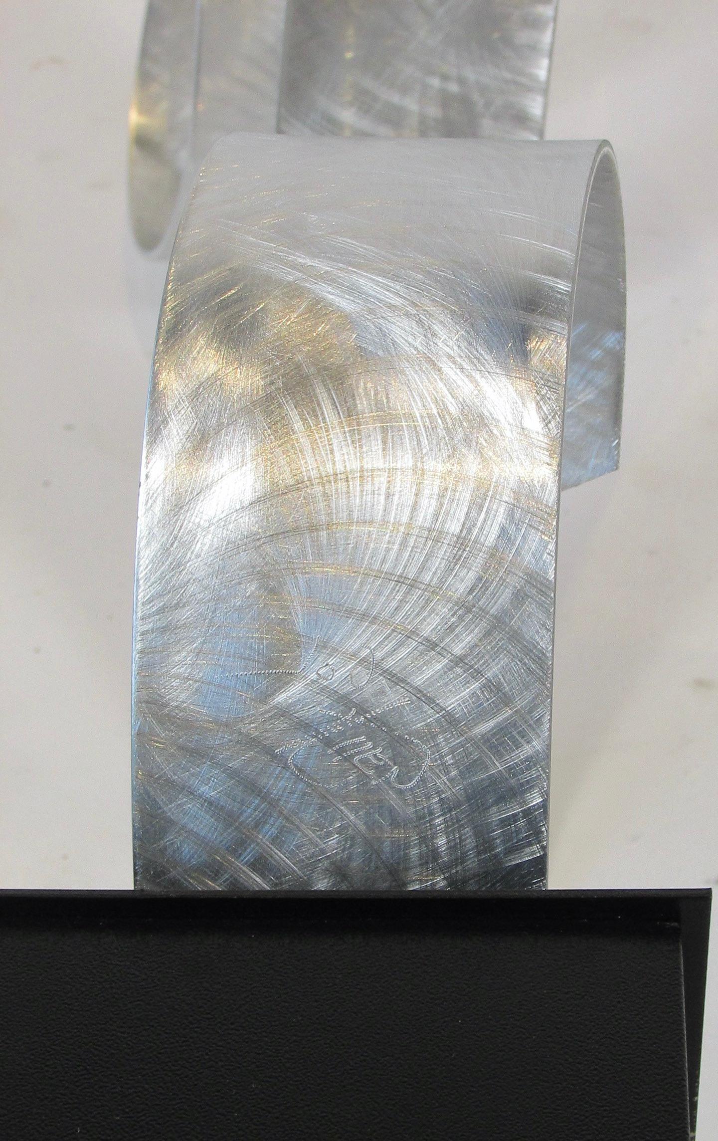 Ribbon to the sky - zeitgenössische Aluminiumskulptur auf Stahlsockel (20. Jahrhundert) im Angebot