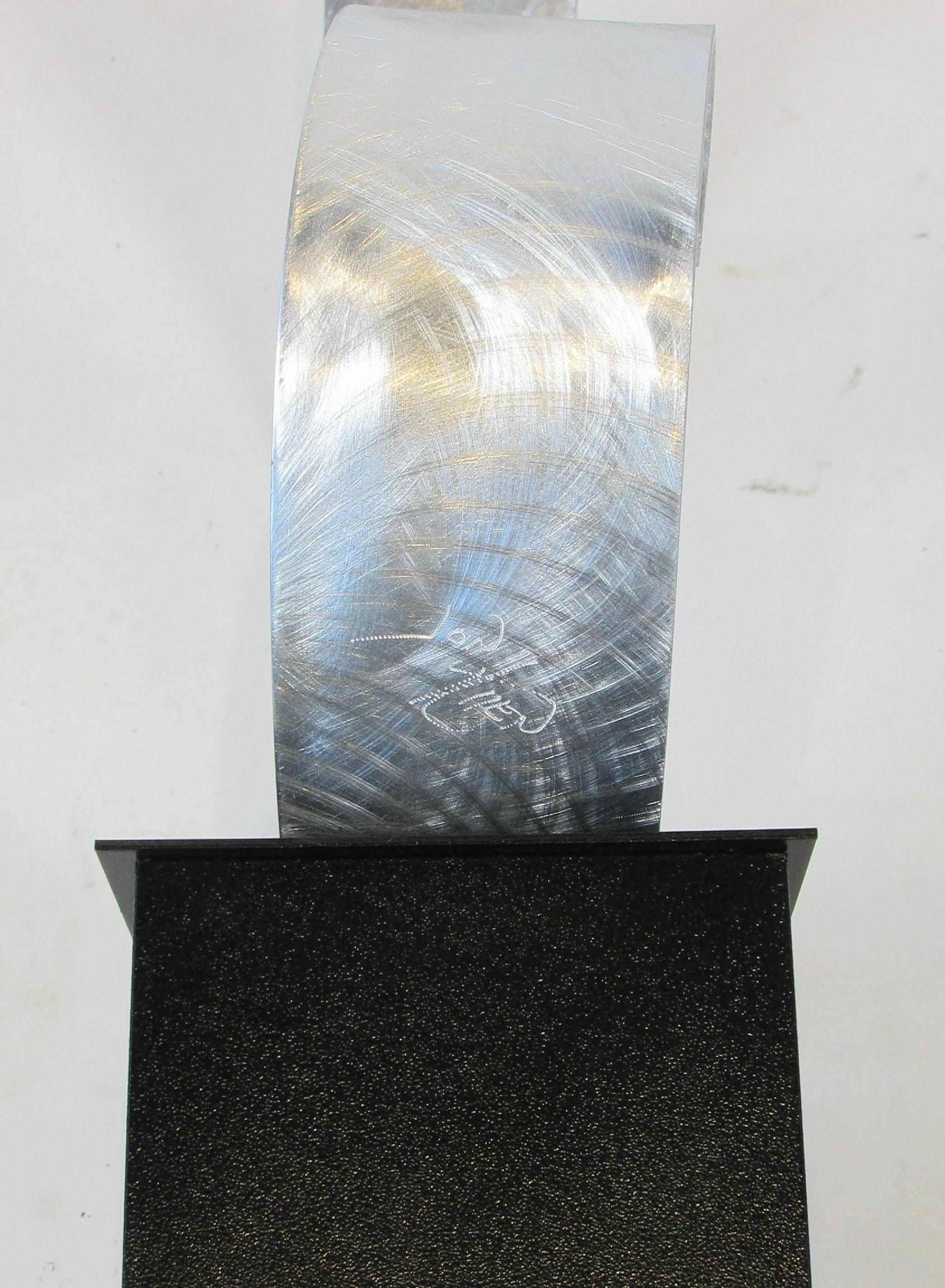 Ribbon to the sky - zeitgenössische Aluminiumskulptur auf Stahlsockel im Angebot 1