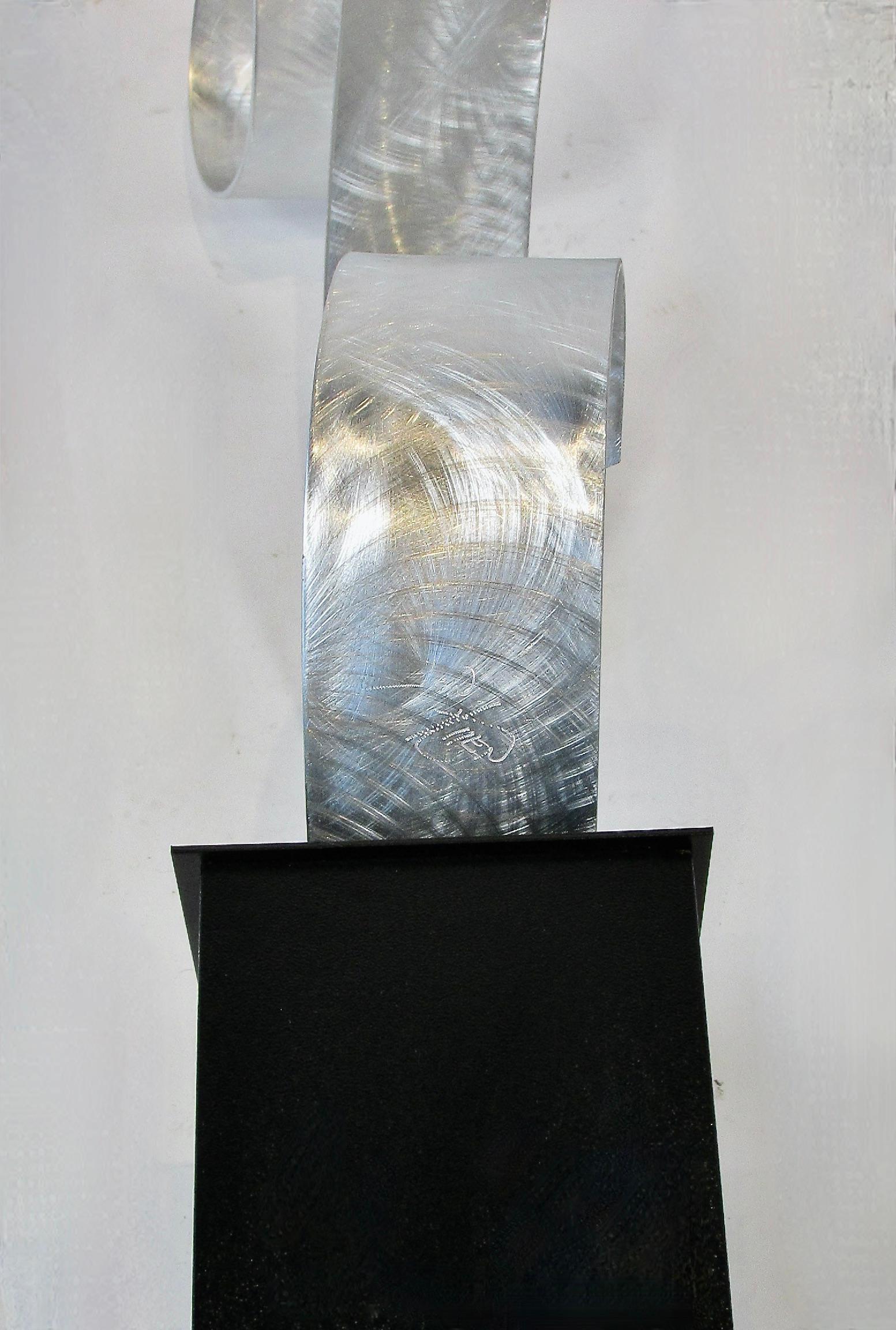 Ribbon to the sky - zeitgenössische Aluminiumskulptur auf Stahlsockel im Angebot 2