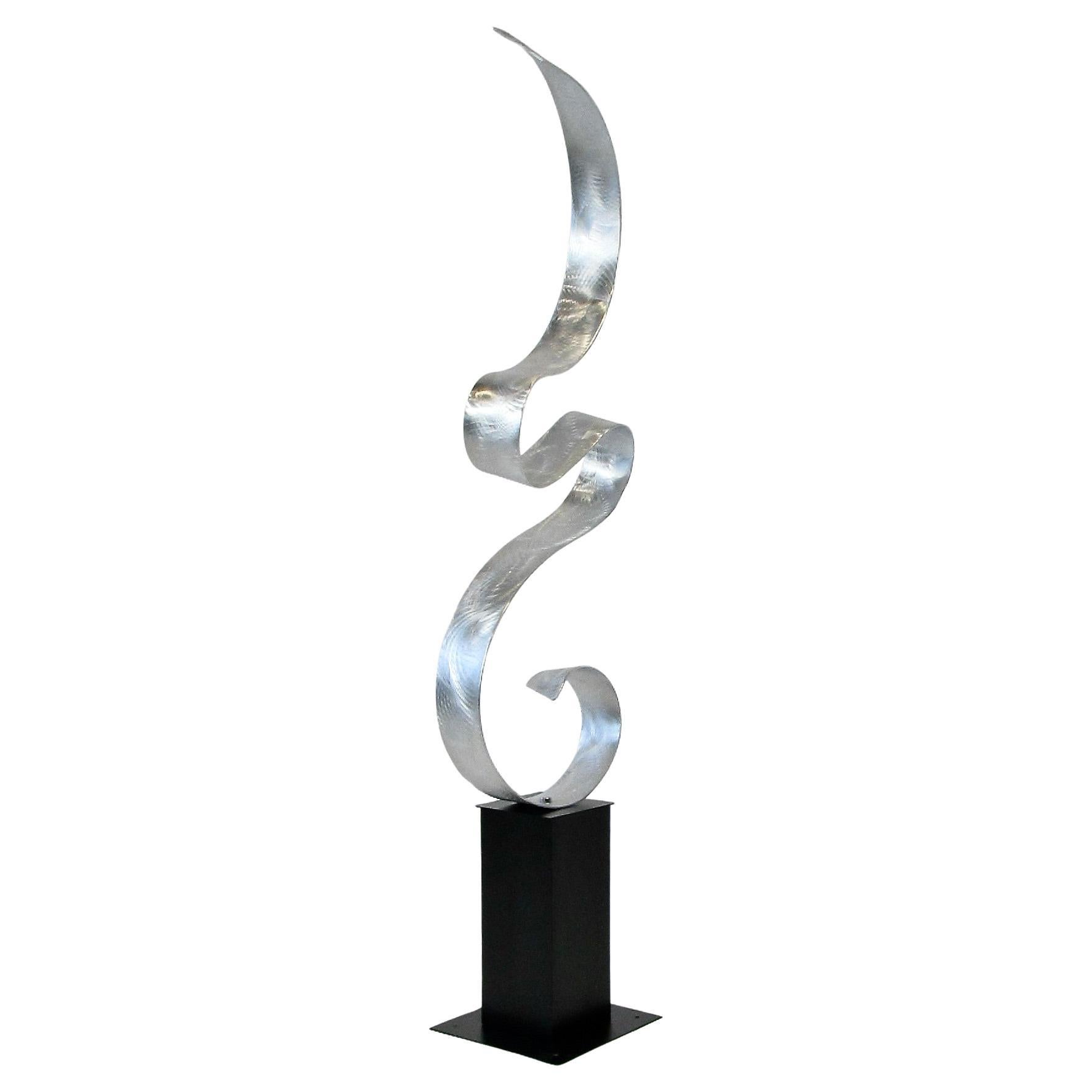 Ribbon to the sky - zeitgenössische Aluminiumskulptur auf Stahlsockel im Angebot