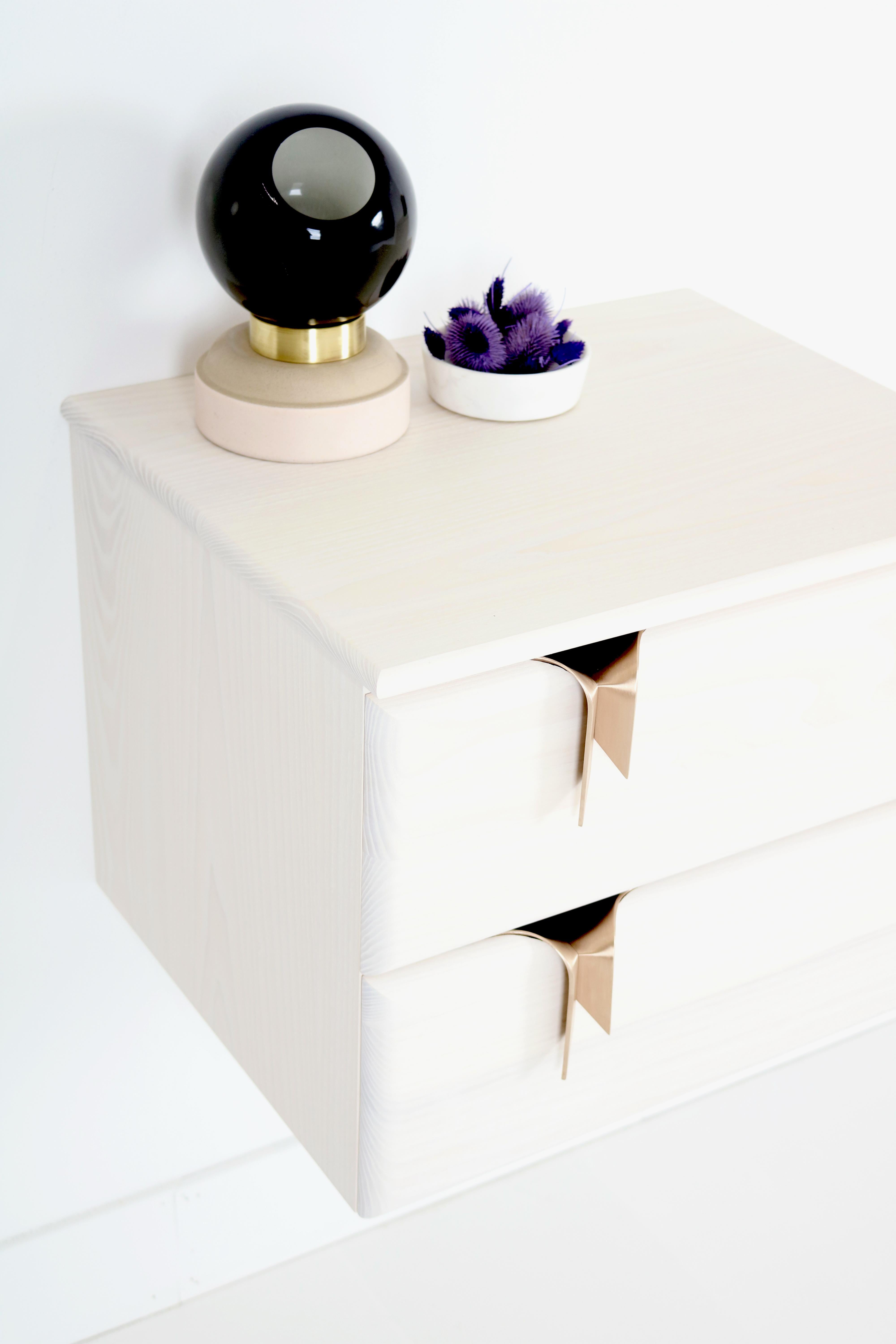 Table de chevet 2DR à fixation murale Ribbon, Wood Wood noir, quincaillerie en bronze par Debra Folz en vente 2