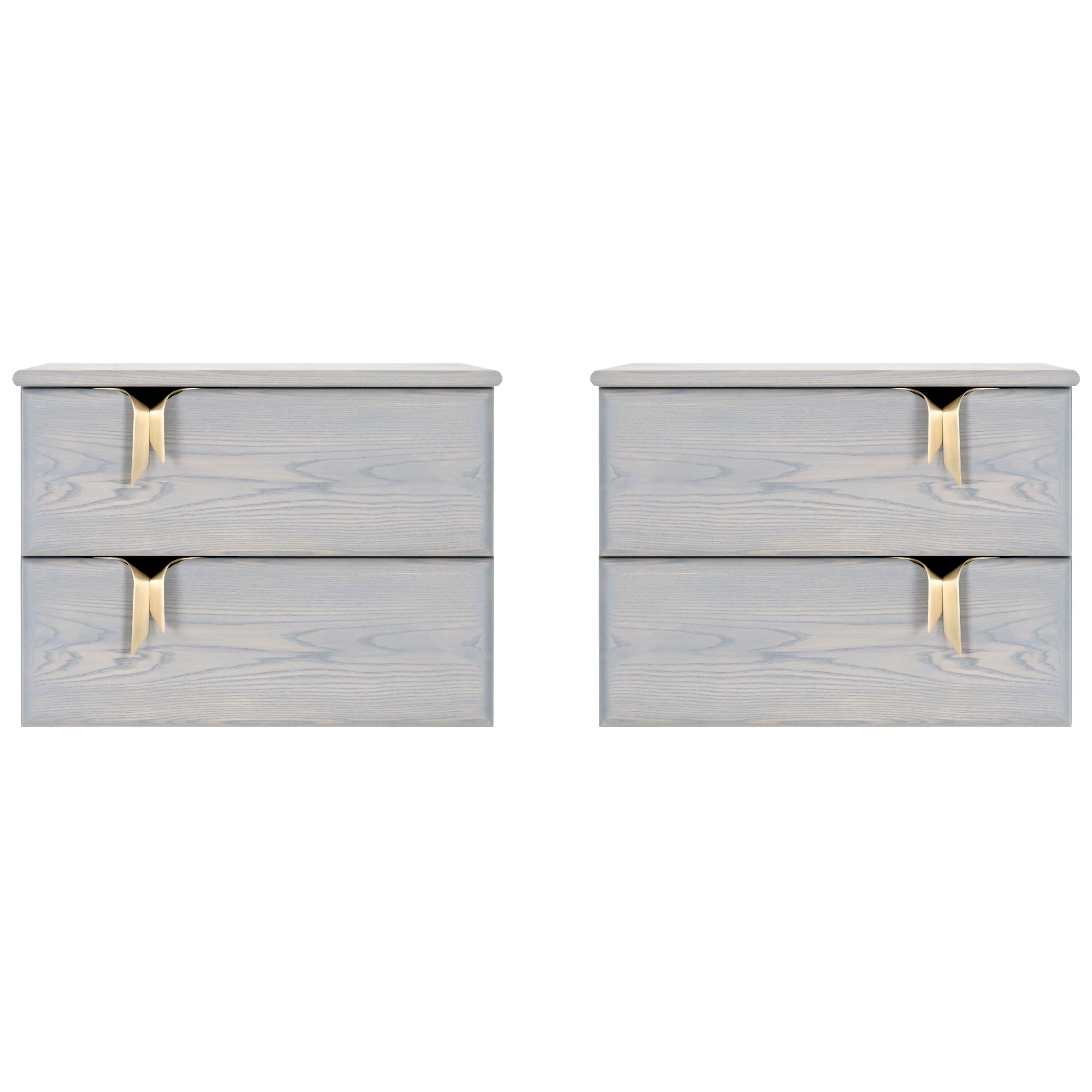 Table de chevet murale 2DR à ruban, bois gris, quincaillerie en bronze par Debra Folz