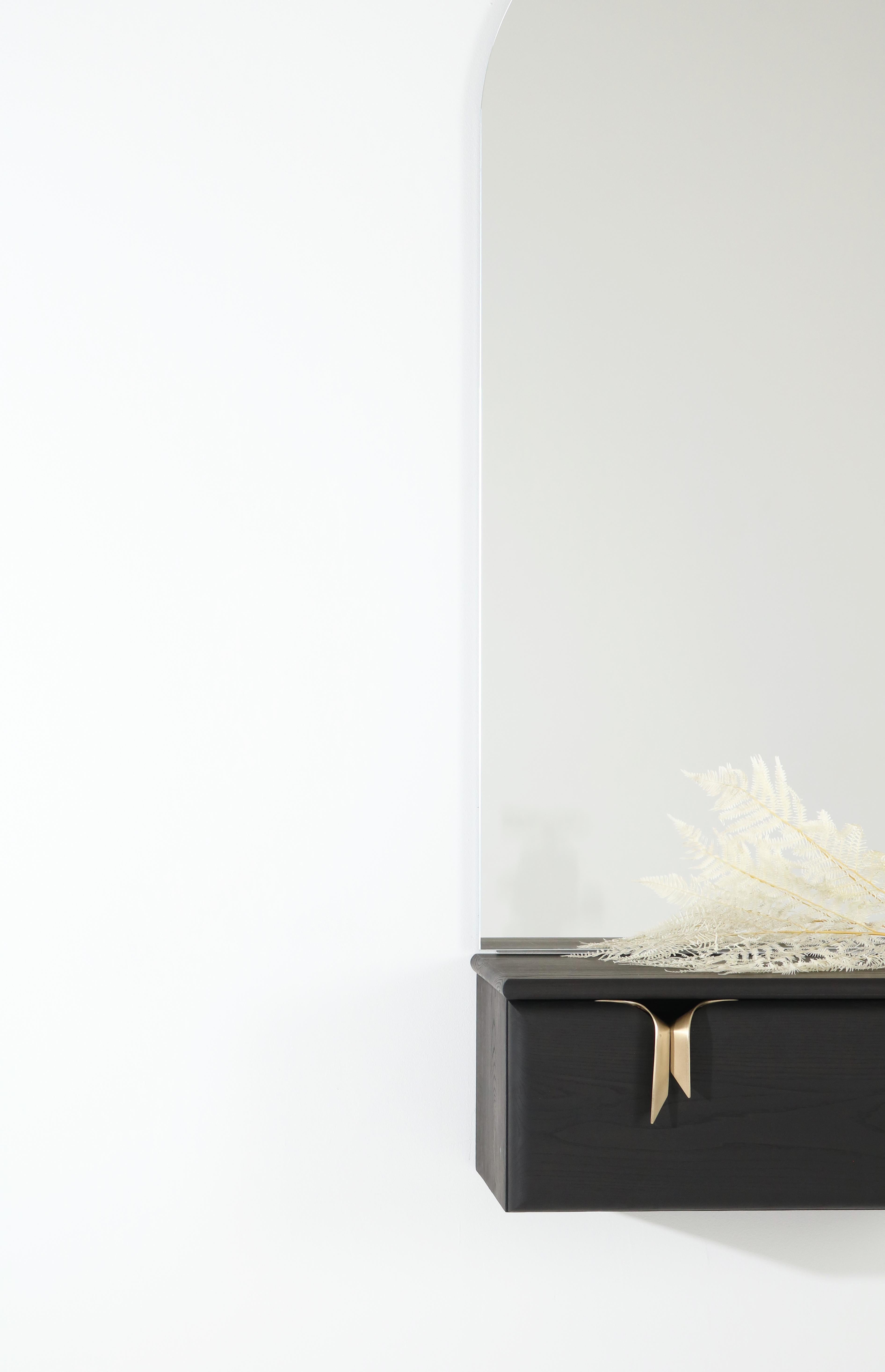 Americano Console e specchio da parete Ribbon, legno nero, hardware in bronzo di Debra Folz in vendita