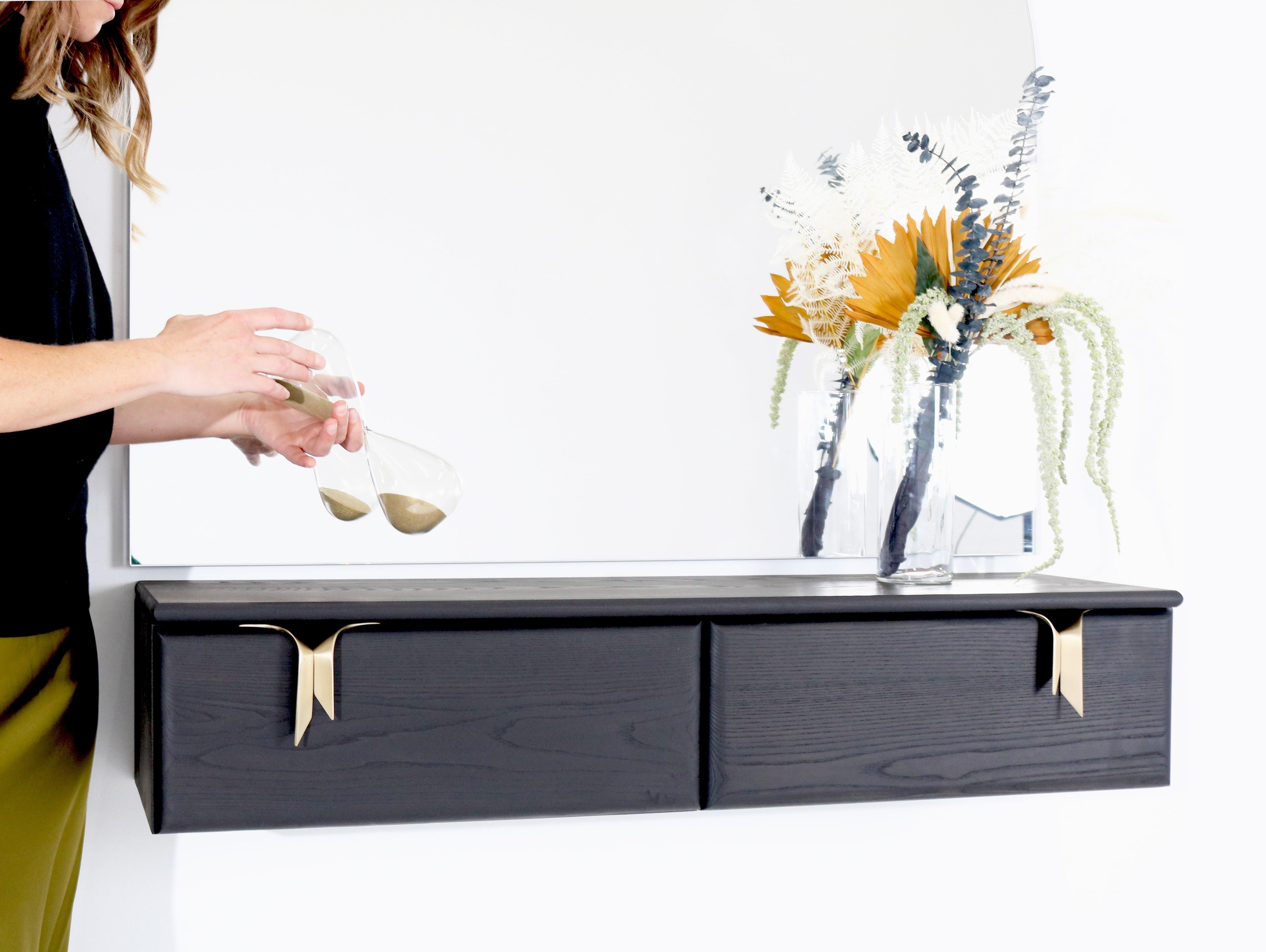 Calco Console a muro, legno di frassino nero e hardware a nastro in bronzo di Debra Folz in vendita