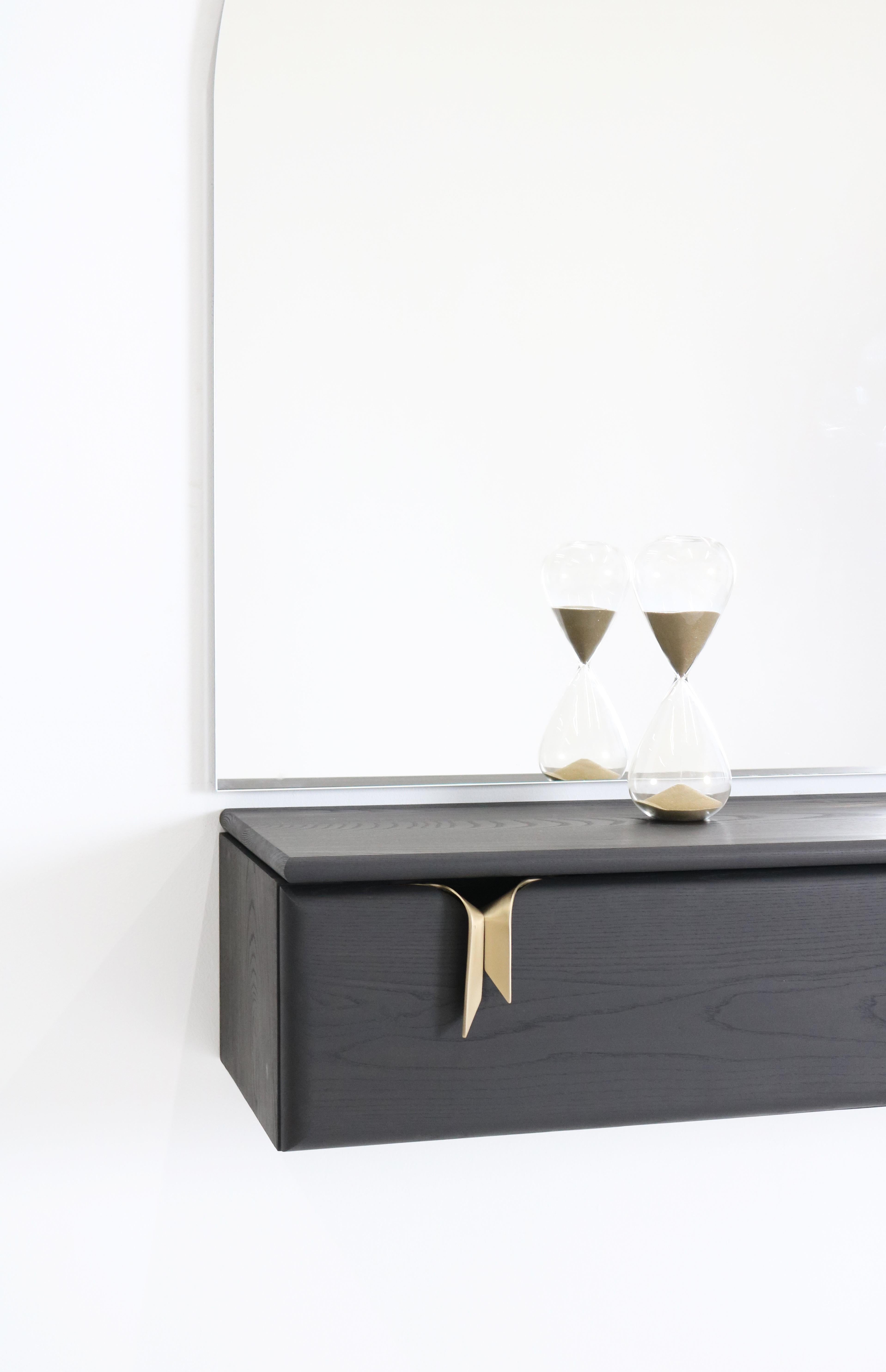 Console a muro, legno di frassino nero e hardware a nastro in bronzo di Debra Folz in vendita 1
