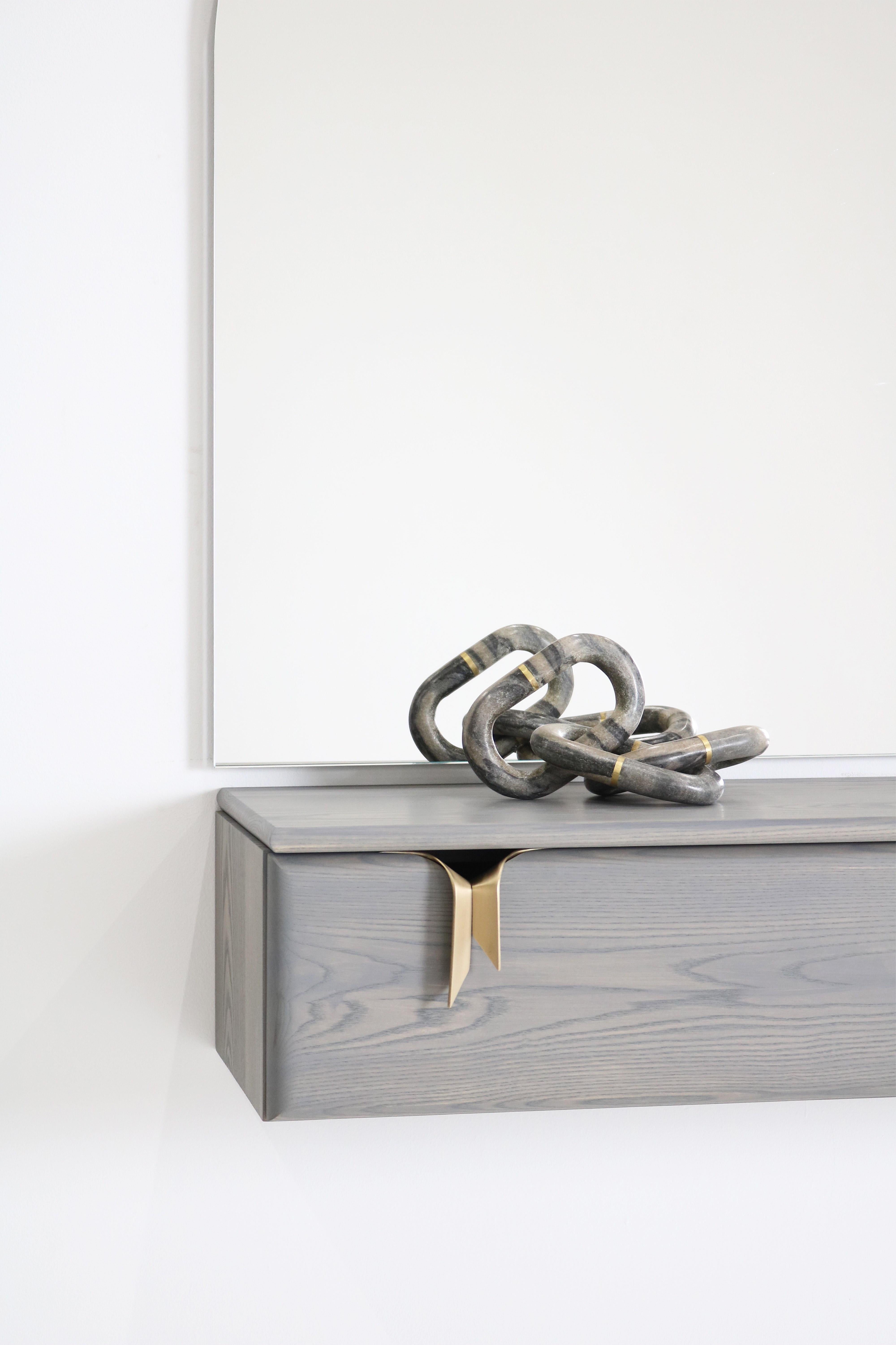 Console murale à ruban et miroir, bois gris, quincaillerie en bronze par Debra Folz Neuf - En vente à Pawtucket, RI