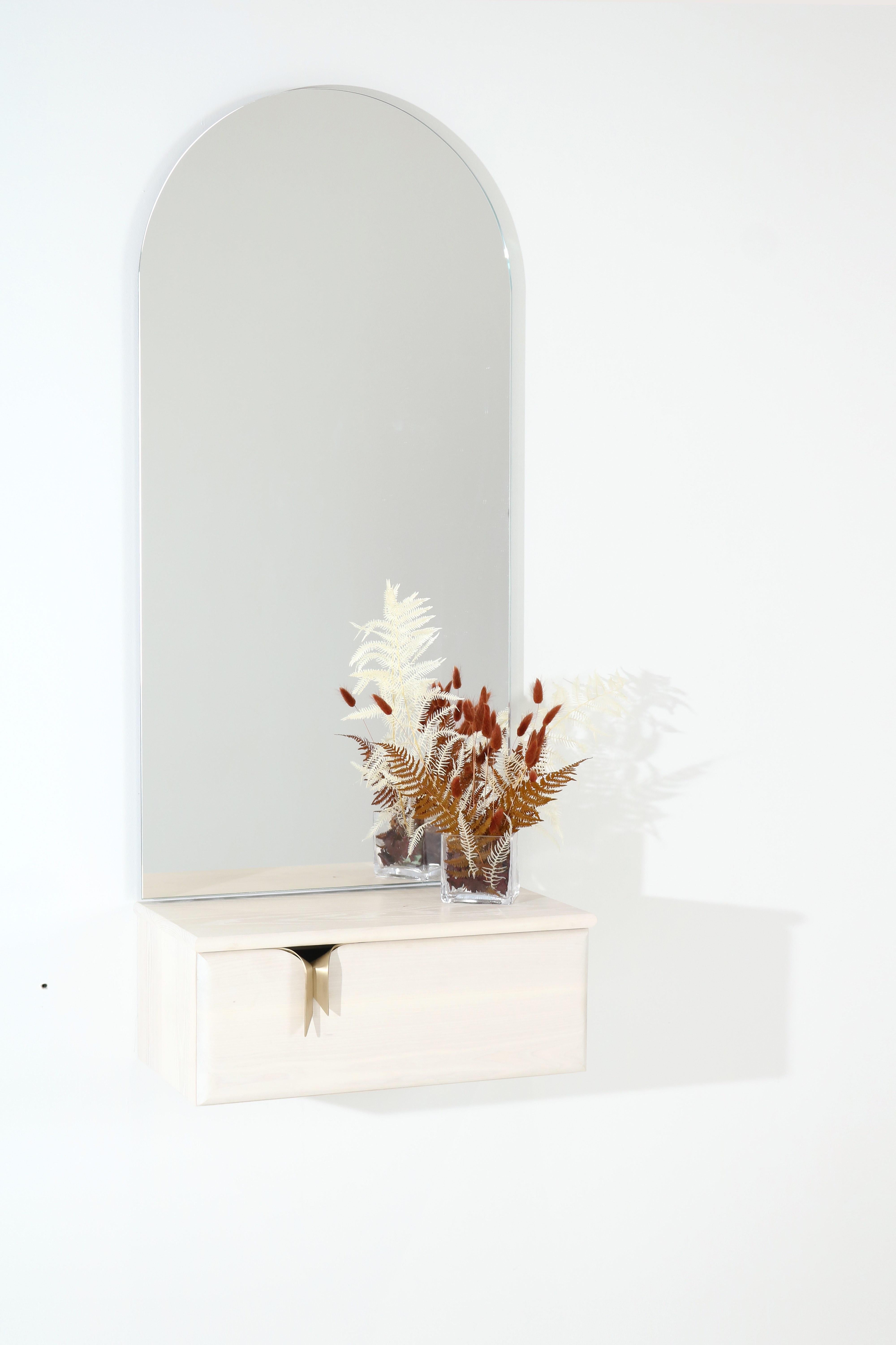 Autre Console murale à ruban et miroir, bois ivoire, quincaillerie en bronze par Debra Folz en vente