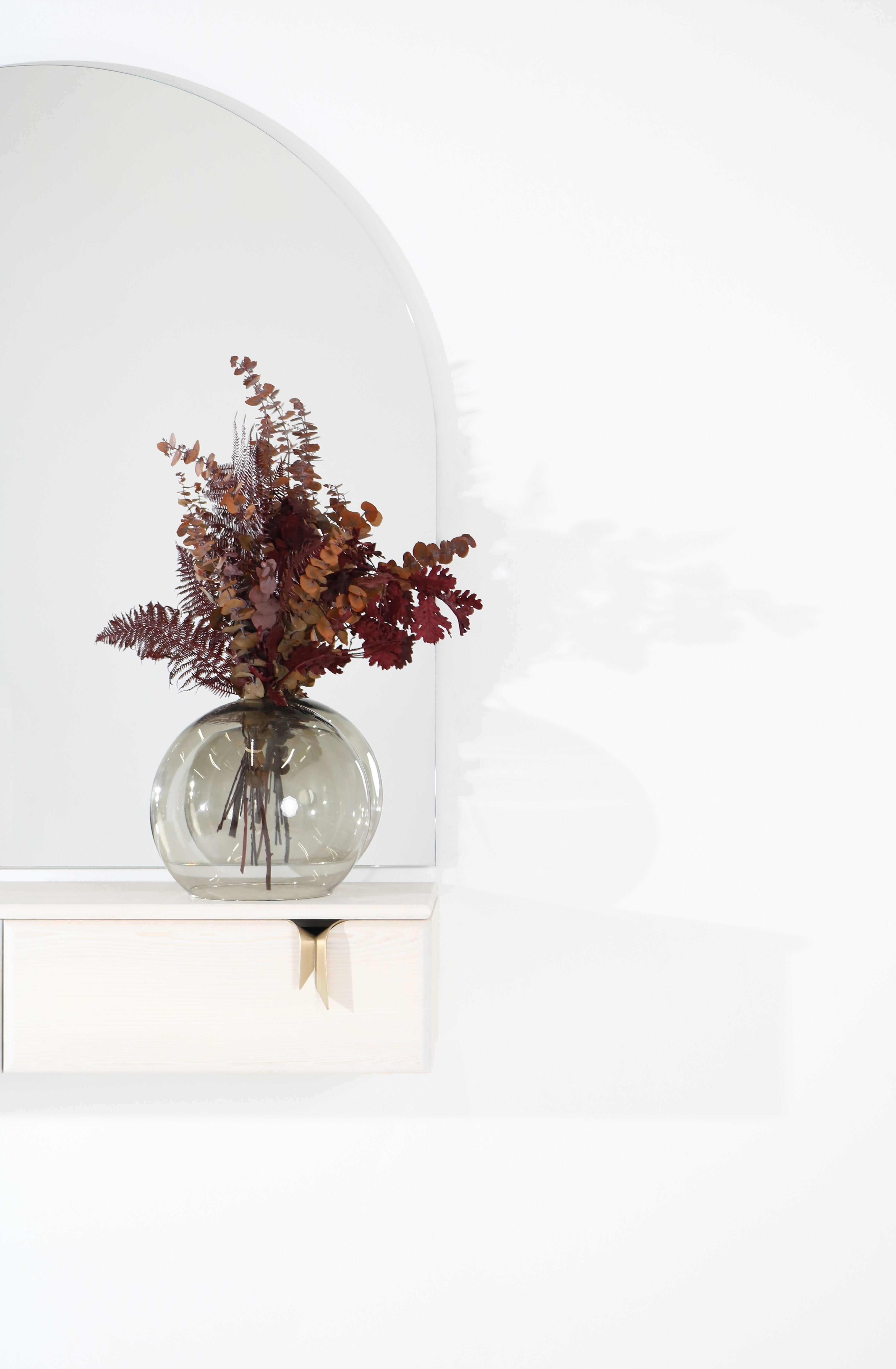 Altro Consolle a muro Ribbon, Wood Avorio, Hardware Bronzo di Debra Folz in vendita